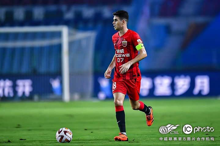 オスカルのインスタグラム：「Only three more points. Let's keep fighting until the end 👊🏻⚽️ @shanghaiport」