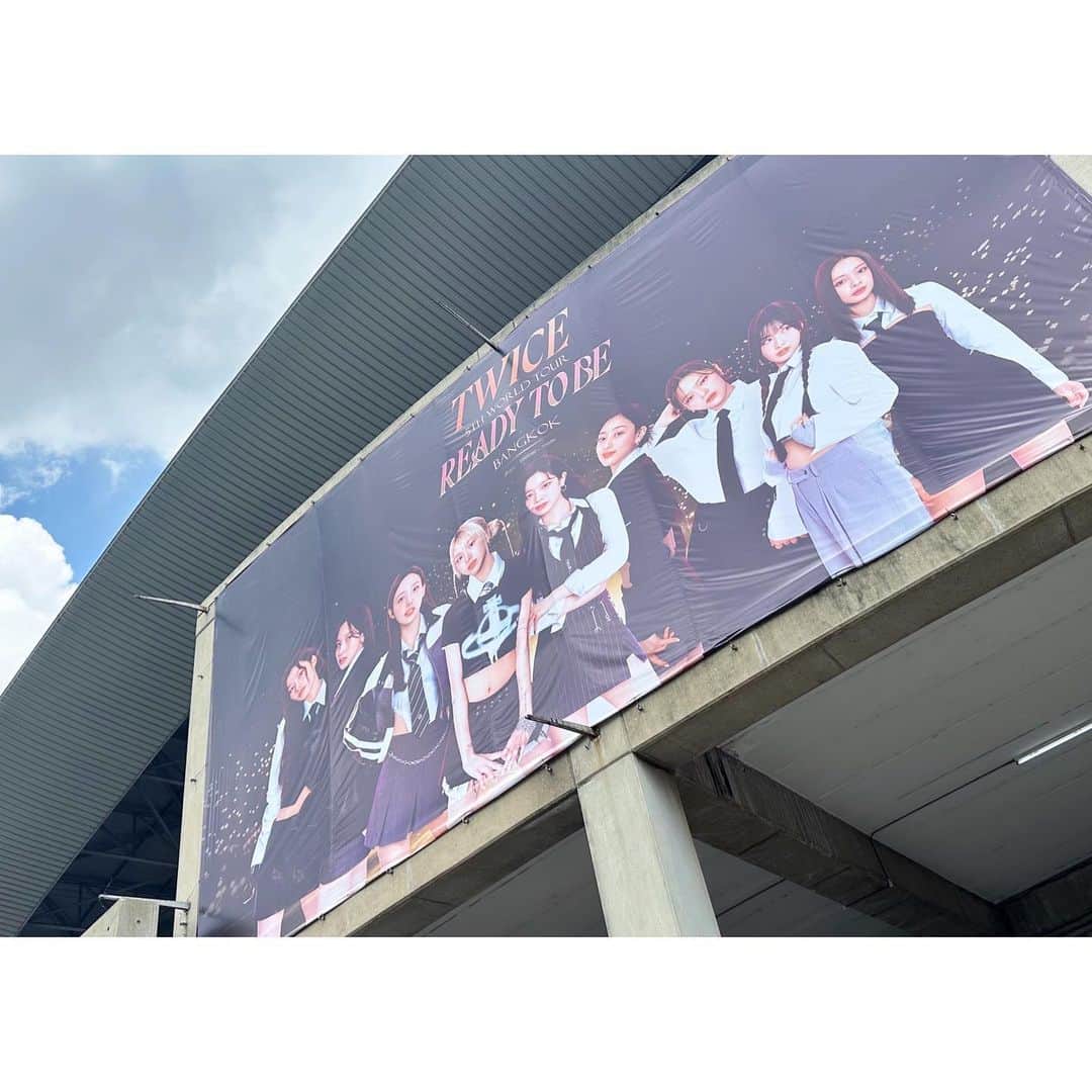 のインスタグラム：「タイ公演行ってきたー！✈️🇹🇭  行く前からみんなに 暑いよ、大丈夫？ って言われてすごい怯えてたんだけど 行ったら楽しかった😭❤️‍🔥  確かに暑かったけど ギャツビー×扇風機で乗り切った 首前後ギャツビーまじでいいよ  ミナマネーくれた方ありがとうございました🥺  タイのセブン大好きになった とびこおにぎり美味しかった CoCo壱あってテンション上がった パッタイにライムかけたら美味しかた トムヤムクンパクチー強すぎて泣いた ココナッツジュースサトウキビの味 ご飯の話しかしてねえ！  TWICEちゃんタイに連れてってくれて ありがとう🥺🫶本当楽しかった！！   #タイ人みんな良い人 #タイまで1人で行ったけど空港着いたらすぐマーキュリー居た #謎の安心感」