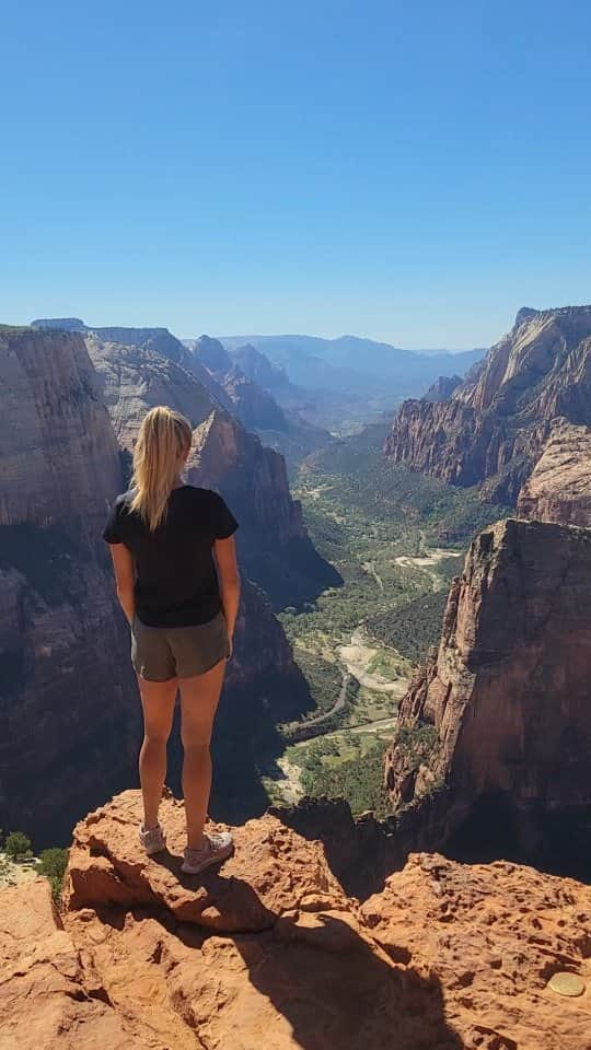 メッテ・グラスゴワールのインスタグラム：「Beutiful Zion National Park! Flotteste hike: Angles Landing, hvor man får et 360 graders syn af parken 👏 Sjoveste hike: The Narrows, hvor man går i Virgin River💧」