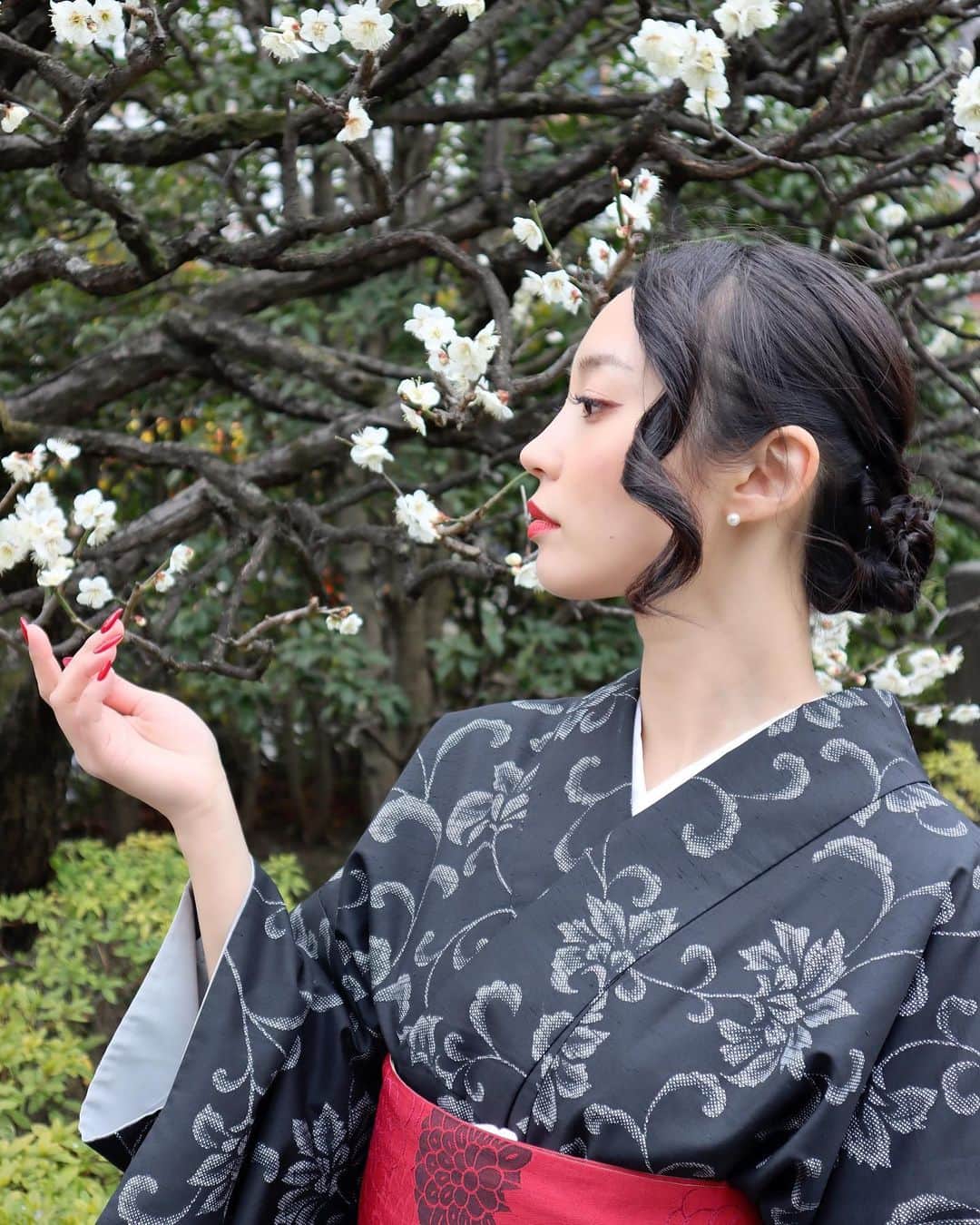 SALLYのインスタグラム：「☽ ・ ・ なんか載せれてない写真いっぱいあったから 少しずつ載せていく🖤❤️ ・ ・ #ootd #kimono #asakusa #japan #tokyo #着物 #着物レンタル #浅草 #浅草寺 #撮影会 #撮影会モデル #イメージコンサルタント #イメコン #ブルベ冬 #骨格ウェーブ」