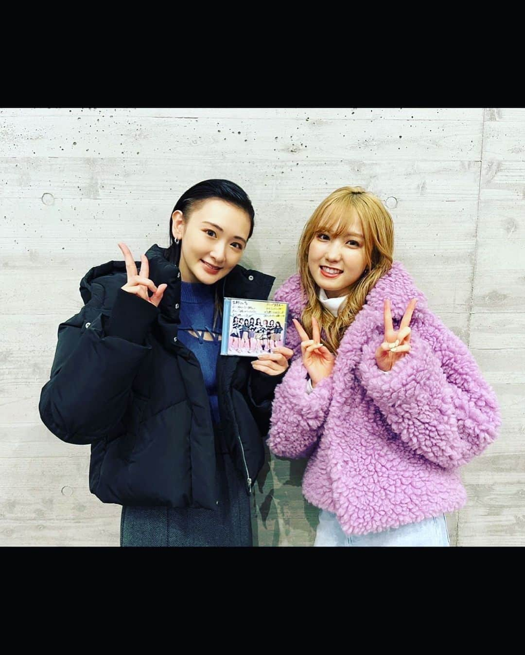 生駒里奈さんのインスタグラム写真 - (生駒里奈Instagram)「✴︎✴︎✴︎ 「Rakuten GirlsAward 2023 AUTUMN／WINTER」⁣ ⁣ MURUAさんのステージに出演しました！⁣ ⁣ 歓声が聞こえて来てとっても嬉しかったです🥰⁣ クールに歩かなきゃでしたので、ニヤニヤを止めてました笑⁣ ⁣ お洋服を着てコンセプトに合わせて歩くのって難しいけど楽しいですね(*´꒳`*)⁣ ⁣ 今回は若月にも会えたけど、⁣ 生駒がすっぴんでしたのでお話しだけしてバイバイして、⁣ ⁣ ピカチュウがハグしてくれてめちゃくちゃ嬉しくて。⁣ ⁣ 本田仁美ちゃんとまたまたご挨拶できました⁣ 🧡💜⁣ ⁣ CDも頂きました！⁣ ありがとうございます(*´꒳`*)✴︎⁣ アイドルなんかじゃなかったら⁣ mvも曲も素敵で結構聴いてます☺️⁣ ⁣ そして、またまた推しに会えました！！⁣ 王様戦隊キングオージャー⁣ ヒメノ・ラン役の村上愛花ちゃん！⁣ ⁣ しかも今回もMURUAさんのステージで同じでして。。⁣ 生駒、良かったね。⁣ 幸せだね！！⁣ ⁣ かわいい天使ちゃん達に会えて、⁣ お仕事が倍楽しかった生駒でした(*´꒳`*)⁣ ⁣ #GirlsAward 2023⁣ #MURUA⁣ #若月佑美⁣ #本田仁美⁣ #村上愛花⁣ #生駒ちゃん」9月30日 22時21分 - ikomarina_1229