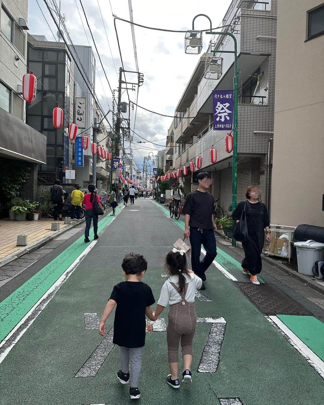 立澤香奈さんのインスタグラム写真 - (立澤香奈Instagram)「この間大学の友達と 代々木上原で会ったら 偶然お祭りをしていて 提灯の前でパシャリ📸 姉妹のおそろコーデ記録✍️ 友達の子供とのいい感じショットも☺️ 大学からの付き合いでもう10年以上経ってるってやばすぎる😅 (年齢バレる😂)  ここのカフェラテは 安定の美味しさでした〜🫶  #代々木上原カフェ#bolt#姉妹コーデ#sillysilas #cienta#子供服#キッズコーデ#女の子コーデ#キッズシューズ」9月30日 22時27分 - kana_tatsuzawa