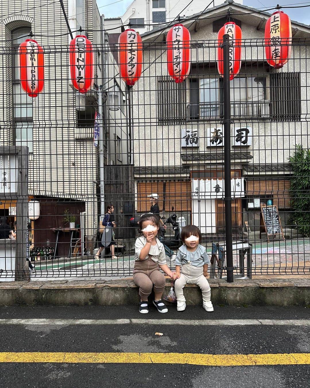 立澤香奈のインスタグラム：「この間大学の友達と 代々木上原で会ったら 偶然お祭りをしていて 提灯の前でパシャリ📸 姉妹のおそろコーデ記録✍️ 友達の子供とのいい感じショットも☺️ 大学からの付き合いでもう10年以上経ってるってやばすぎる😅 (年齢バレる😂)  ここのカフェラテは 安定の美味しさでした〜🫶  #代々木上原カフェ#bolt#姉妹コーデ#sillysilas #cienta#子供服#キッズコーデ#女の子コーデ#キッズシューズ」