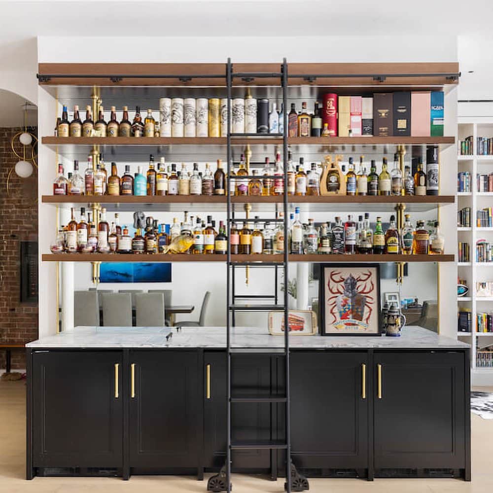 Sweeten Homeのインスタグラム：「One of the most enjoyable aspects of starting from scratch for @courtbisset and Andy was designing spaces to house their book and whiskey collections. The nook behind the elevator became the library, a cozy retreat for reading and relaxing.   Courtney and Andy partnered up with a woman owned design-build firm to renovate their 2,800-square-foot landmark co-op loft apartment.  Renovated with Sweeten✨」