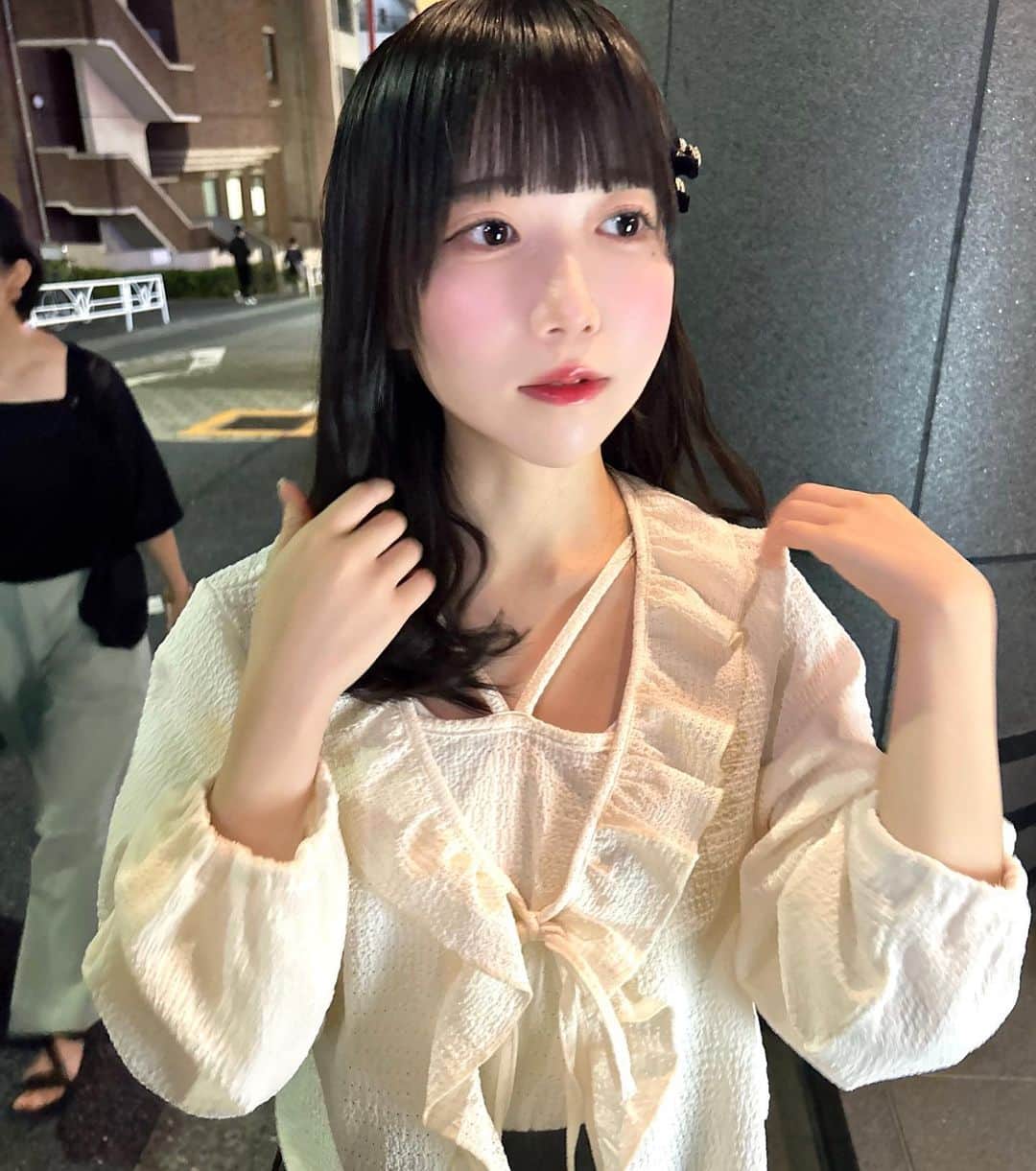 新居歩美さんのインスタグラム写真 - (新居歩美Instagram)「なんか全部口ちょっと空いてる🤏🏻  #アイドル #黒髪ロング #黒髪ヘアアレンジ #偶像 #grl購入品 #grl #ウェーブ巻き」9月30日 22時23分 - ayuchi_nii