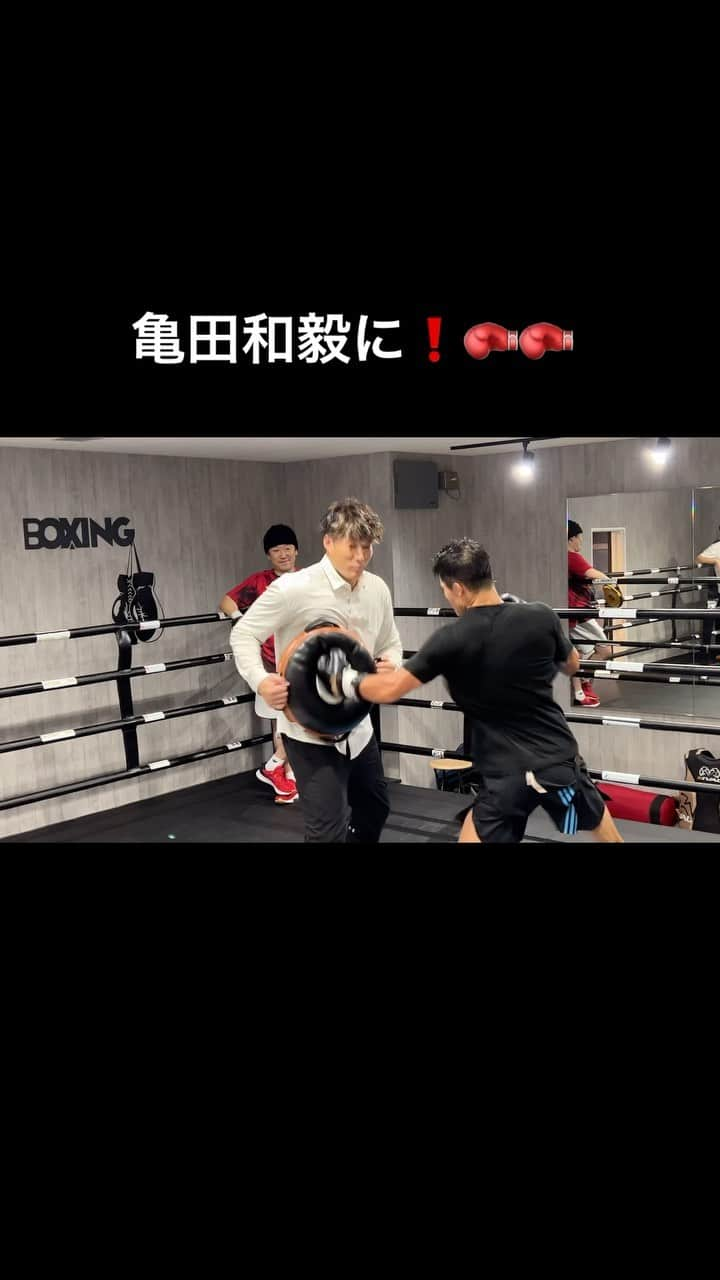 糸井嘉男のインスタグラム：「亀田ジム突撃❗️🥊 亀田和毅！10/7世界前哨戦！応援してる #亀田和毅　#亀田興毅　#亀田ジム　#ボクシング #痛い」