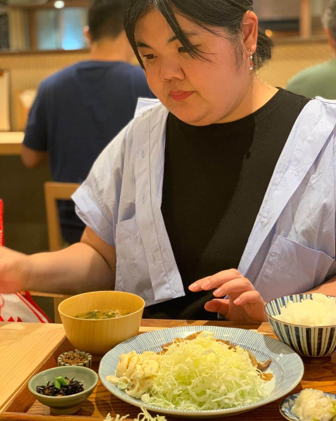 きりやはるかのインスタグラム：「食べる前の眼差し #ぼる塾 #あんり #お昼ご飯 #東京駅 #生姜焼き定食 #OL #可愛い #大好き」