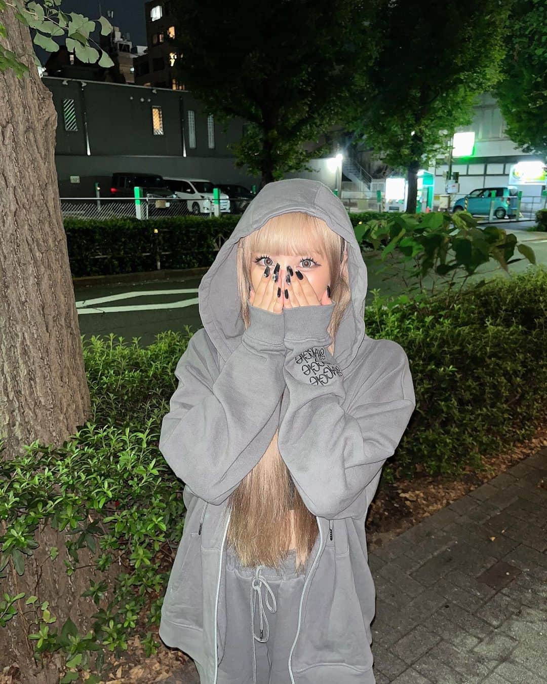 細川愛沙のインスタグラム：「✔︎︎︎︎  メンテナンス行ってきた〜☺︎︎︎︎  マツエク付け替えてもらったよ➰ デザインはこれ⬇️ @eyelash_chrissie  @eyelashchrissie   バインドロック170束 C.C.Jカール 12.13.14ミリ  ネイルは今回は短めにしたよーーー デザインもお気に入り♡ @nailfocus1   洋服は @shaggie_official のセットアップだお🐰 やまと一緒にきたのーー  1枚目のポーズはだいすきなまやちゃんパクリました🖤笑」