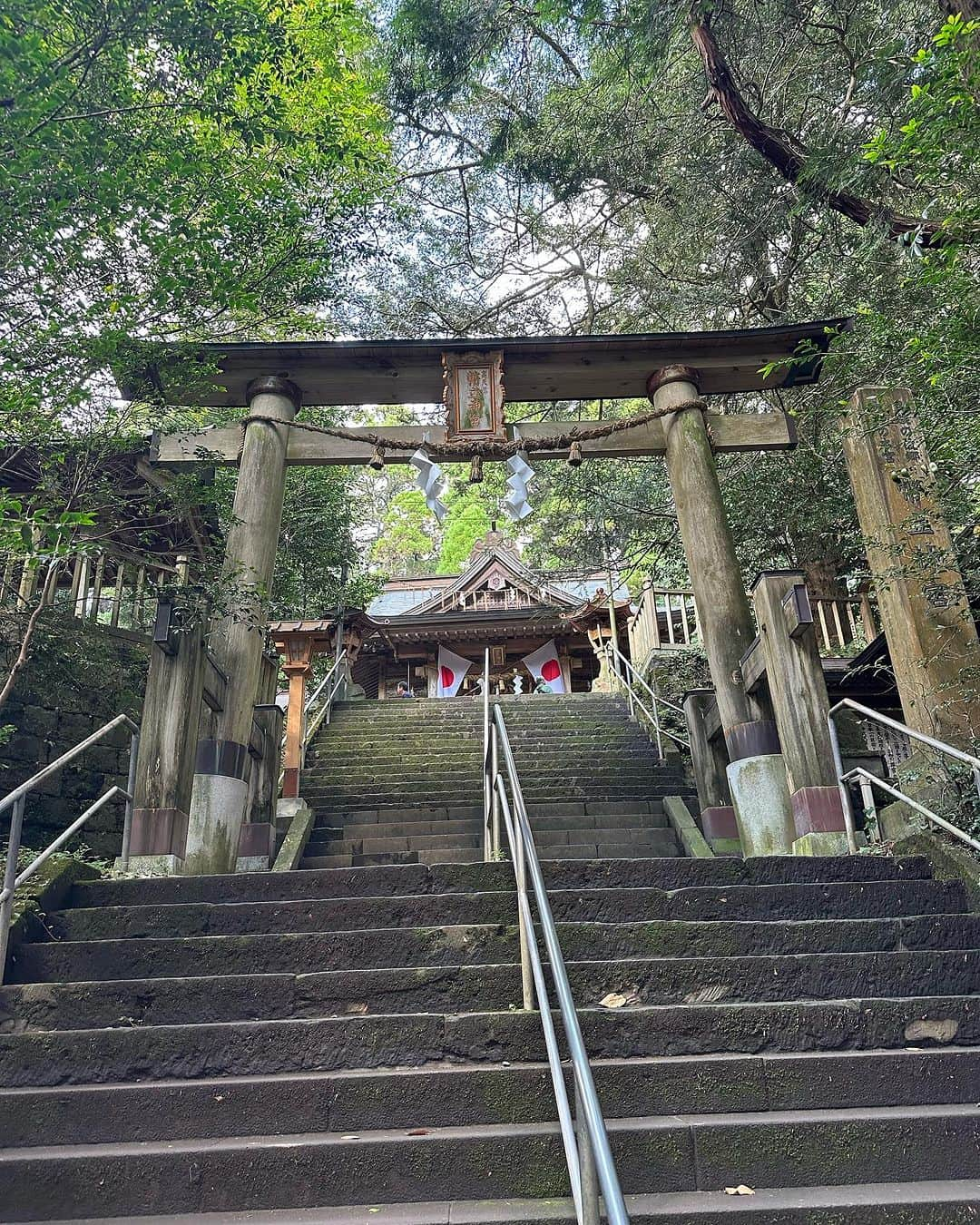 川原由維のインスタグラム：「【幣立神宮⛩️】　　  ずっと行きたかった幣立神宮⛩️ 高千穂峡の帰りに看板見つけて‼️ え〜！こんな所にあったんだってびっくり🫢 階段は凄かったけど😅空気が澄んでて、とっても気持ちの良い場所でした♡ 良い日に行けて引き寄せられた感強くて、happy過ぎる🥰  #神社 #神社巡り #神社仏閣 #熊本県 #弊立神宮」