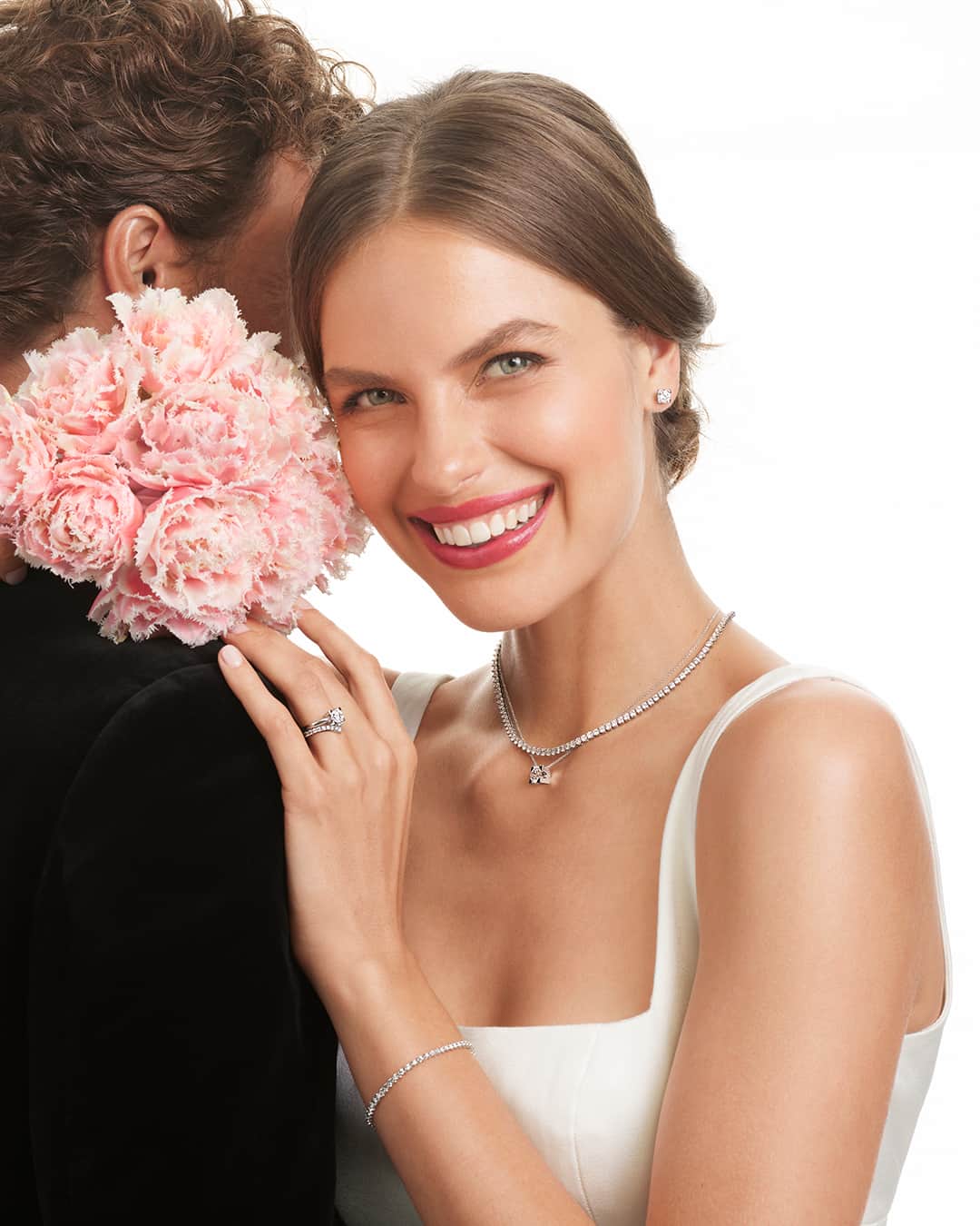 ハリー・ウィンストンのインスタグラム：「Joyful smiles, a couple’s embrace, making the promise of a lifetime with the words “I do” . . . all the unforgettable moments of your incredible day shine even brighter with diamond jewelry from Harry Winston. Celebrate your fairytale love story with spectacular diamond gems by tapping the link in bio. #HarryWinston #BrilliantlyInLove」