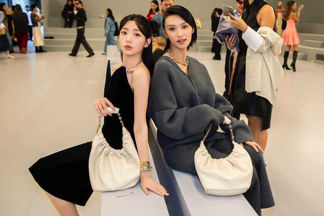 パフ・クオさんのインスタグラム写真 - (パフ・クオInstagram)「🤎  It’s my honor attending LOEWE SS24 women’s runway show.  Very happy to watch my first fashion show in Paris. This is indeed a pleasant and new experience for me.   Thanks so much LOEWE.  . . .  And Lovely to meet you all. 🫶🏻  💗 C’est un honneur pour moi d’assister au défilé féminin LOEWE SS24.  Très heureuse de voir mon premier défilé de mode à Paris. C'est en effet une expérience agréable et nouvelle pour moi.  Merci beaucoup LOEWE.  @LOEWE #LOEWE #LOEWESS24」9月30日 22時34分 - aohsuehfu