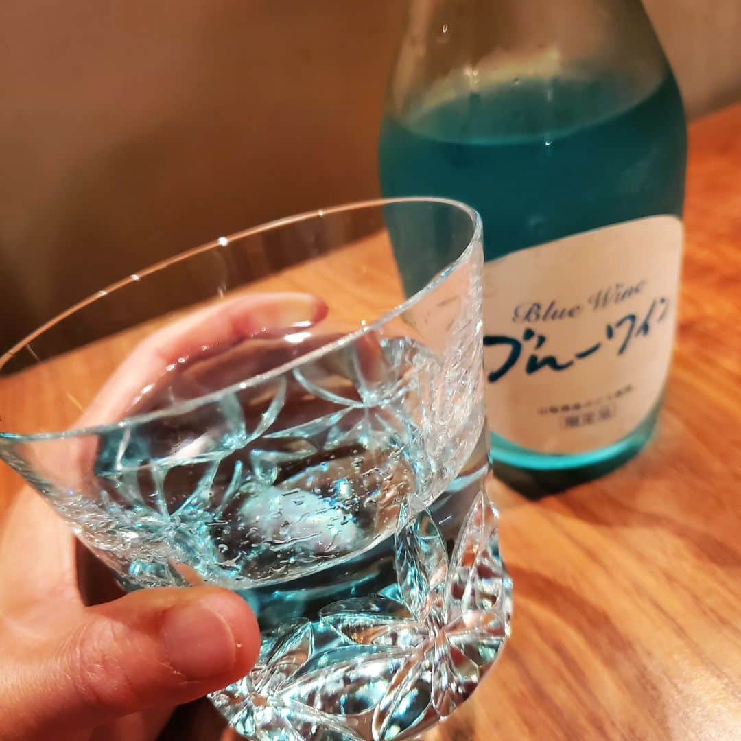 常世晶子さんのインスタグラム写真 - (常世晶子Instagram)「そうそう、山梨に行った時に買ってきたブルーワイン😊🎵  色がきれいー！！ 味は白ワインにわずかにブルーベリー風味かな…??!  たくさん食べて休んで、日々健やかに過ごしたいものです☺️❇️  あ。息子だな。手。😆🍷  #ブルーワイン #山梨県 #綺麗な色  #おやすみなさい #🌃」9月30日 22時34分 - tokoyo_shoko