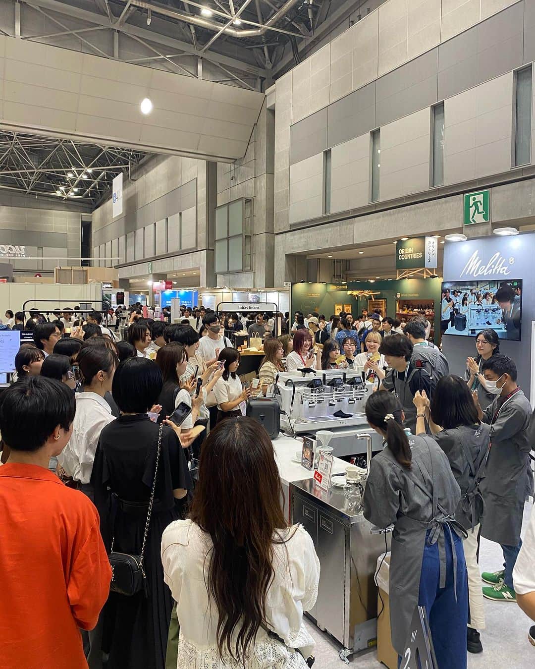 馬場健太さんのインスタグラム写真 - (馬場健太Instagram)「SCAJ メリタジャパンブース お越しくださった皆様ありがとうございました☕️ そして予想以上の来場者数で整理券がすぐに配布終了となってしまい、お飲み頂けなかった皆様ごめんなさい🙇  1部2部ともに多くの方がラテアートデモンストレーションを見てくださり、お話を聞いてくださり、楽しんでくださってるのが伝わってきて凄く嬉しかったです🫶🏻  メリタジャパンの皆様、サポートやMCなど本当にありがとうございました。 こんな素敵な機会を頂きありがとうございました☕️ メリタジャパンさん、素敵な機材も沢山扱ってるので是非チェックしてみてください💡   そして今は名古屋にいます！ JR名古屋高島屋 10F 催会場で10/3までLATTE ART MANIA出店してますので、ぜひ遊びに来てください🏃  #melittajapan  #メリタジャパン  #SCAJ #SCAJ2023   @melitta.japan_official  @scajconference」9月30日 22時44分 - kenken_baaaa