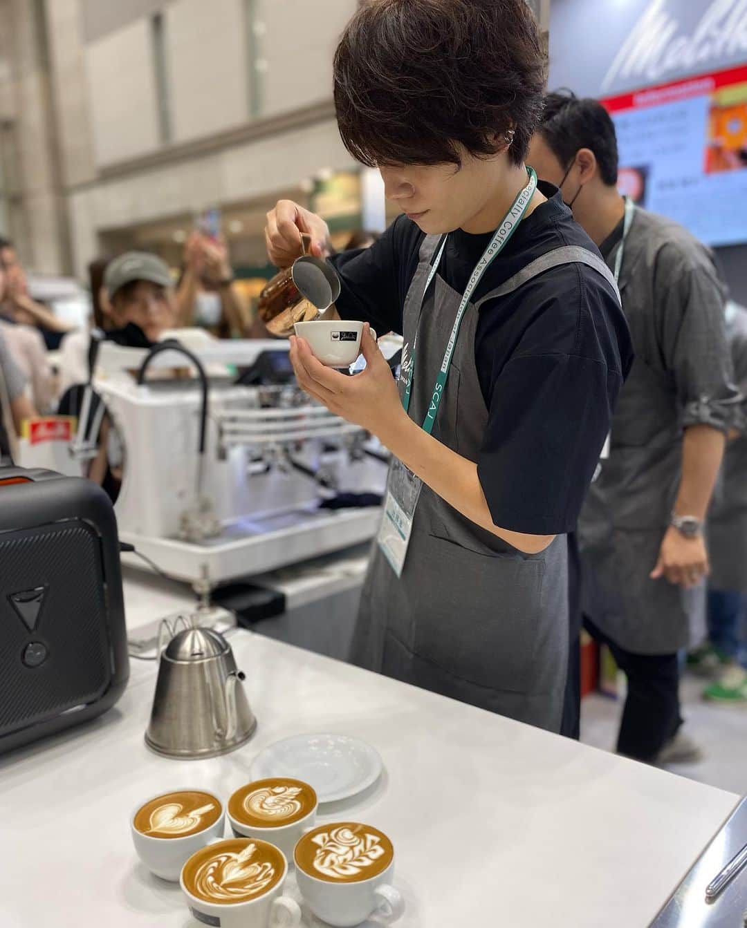 馬場健太さんのインスタグラム写真 - (馬場健太Instagram)「SCAJ メリタジャパンブース お越しくださった皆様ありがとうございました☕️ そして予想以上の来場者数で整理券がすぐに配布終了となってしまい、お飲み頂けなかった皆様ごめんなさい🙇  1部2部ともに多くの方がラテアートデモンストレーションを見てくださり、お話を聞いてくださり、楽しんでくださってるのが伝わってきて凄く嬉しかったです🫶🏻  メリタジャパンの皆様、サポートやMCなど本当にありがとうございました。 こんな素敵な機会を頂きありがとうございました☕️ メリタジャパンさん、素敵な機材も沢山扱ってるので是非チェックしてみてください💡   そして今は名古屋にいます！ JR名古屋高島屋 10F 催会場で10/3までLATTE ART MANIA出店してますので、ぜひ遊びに来てください🏃  #melittajapan  #メリタジャパン  #SCAJ #SCAJ2023   @melitta.japan_official  @scajconference」9月30日 22時44分 - kenken_baaaa