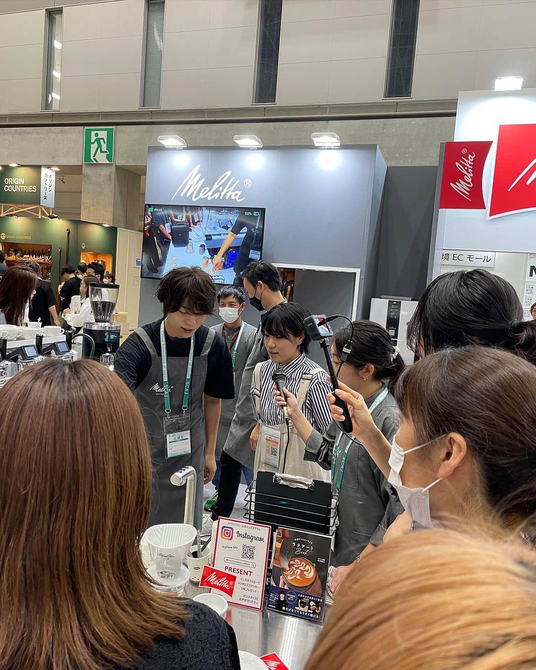 馬場健太さんのインスタグラム写真 - (馬場健太Instagram)「SCAJ メリタジャパンブース お越しくださった皆様ありがとうございました☕️ そして予想以上の来場者数で整理券がすぐに配布終了となってしまい、お飲み頂けなかった皆様ごめんなさい🙇  1部2部ともに多くの方がラテアートデモンストレーションを見てくださり、お話を聞いてくださり、楽しんでくださってるのが伝わってきて凄く嬉しかったです🫶🏻  メリタジャパンの皆様、サポートやMCなど本当にありがとうございました。 こんな素敵な機会を頂きありがとうございました☕️ メリタジャパンさん、素敵な機材も沢山扱ってるので是非チェックしてみてください💡   そして今は名古屋にいます！ JR名古屋高島屋 10F 催会場で10/3までLATTE ART MANIA出店してますので、ぜひ遊びに来てください🏃  #melittajapan  #メリタジャパン  #SCAJ #SCAJ2023   @melitta.japan_official  @scajconference」9月30日 22時44分 - kenken_baaaa