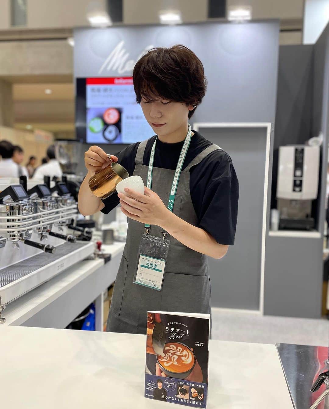 馬場健太さんのインスタグラム写真 - (馬場健太Instagram)「SCAJ メリタジャパンブース お越しくださった皆様ありがとうございました☕️ そして予想以上の来場者数で整理券がすぐに配布終了となってしまい、お飲み頂けなかった皆様ごめんなさい🙇  1部2部ともに多くの方がラテアートデモンストレーションを見てくださり、お話を聞いてくださり、楽しんでくださってるのが伝わってきて凄く嬉しかったです🫶🏻  メリタジャパンの皆様、サポートやMCなど本当にありがとうございました。 こんな素敵な機会を頂きありがとうございました☕️ メリタジャパンさん、素敵な機材も沢山扱ってるので是非チェックしてみてください💡   そして今は名古屋にいます！ JR名古屋高島屋 10F 催会場で10/3までLATTE ART MANIA出店してますので、ぜひ遊びに来てください🏃  #melittajapan  #メリタジャパン  #SCAJ #SCAJ2023   @melitta.japan_official  @scajconference」9月30日 22時44分 - kenken_baaaa