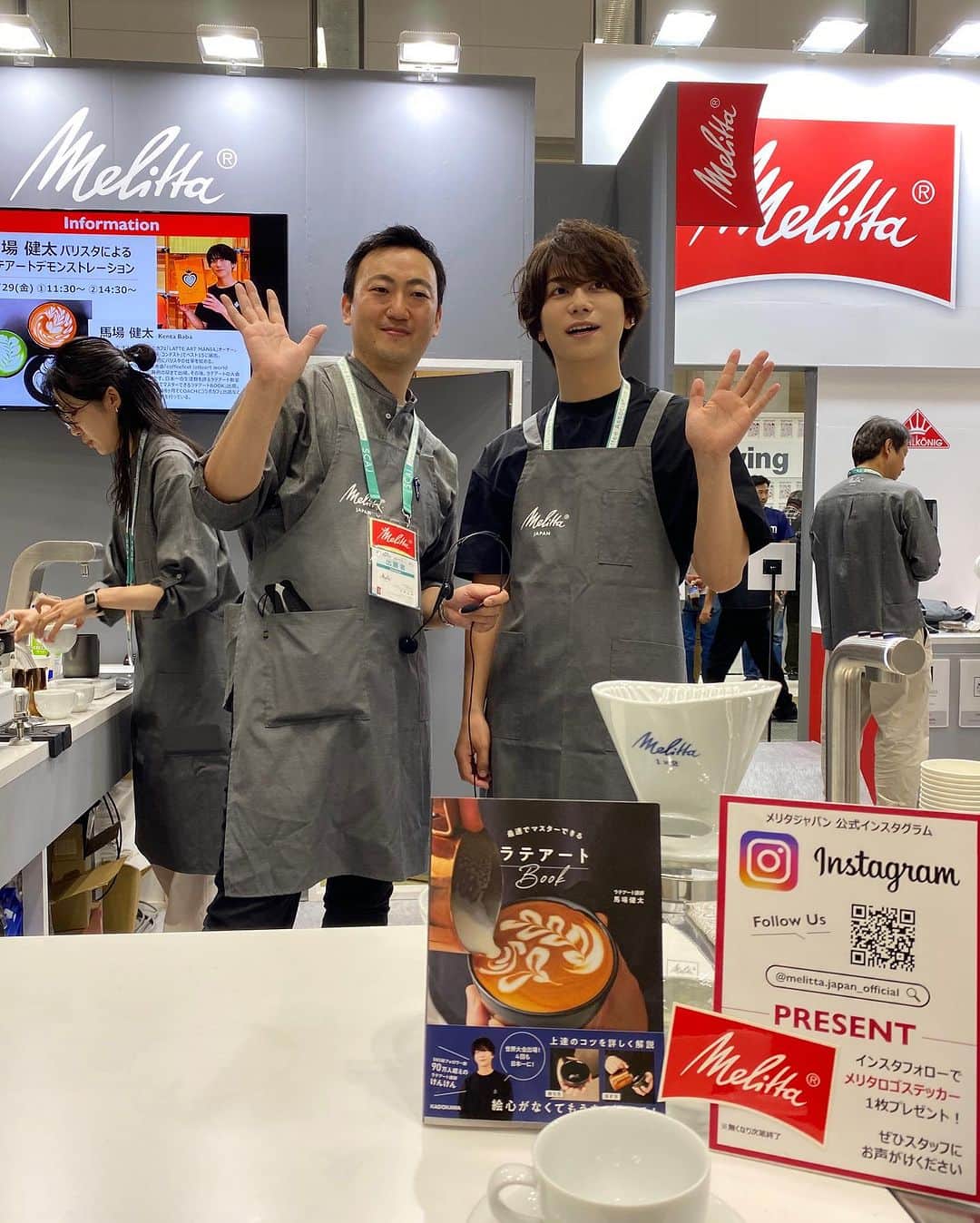 馬場健太さんのインスタグラム写真 - (馬場健太Instagram)「SCAJ メリタジャパンブース お越しくださった皆様ありがとうございました☕️ そして予想以上の来場者数で整理券がすぐに配布終了となってしまい、お飲み頂けなかった皆様ごめんなさい🙇  1部2部ともに多くの方がラテアートデモンストレーションを見てくださり、お話を聞いてくださり、楽しんでくださってるのが伝わってきて凄く嬉しかったです🫶🏻  メリタジャパンの皆様、サポートやMCなど本当にありがとうございました。 こんな素敵な機会を頂きありがとうございました☕️ メリタジャパンさん、素敵な機材も沢山扱ってるので是非チェックしてみてください💡   そして今は名古屋にいます！ JR名古屋高島屋 10F 催会場で10/3までLATTE ART MANIA出店してますので、ぜひ遊びに来てください🏃  #melittajapan  #メリタジャパン  #SCAJ #SCAJ2023   @melitta.japan_official  @scajconference」9月30日 22時44分 - kenken_baaaa