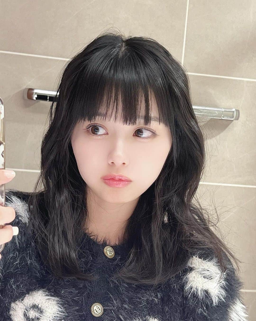 峰島こまきさんのインスタグラム写真 - (峰島こまきInstagram)「韓国もう行きたいなあ、😵‍💫✈️  ハーフアップとったあとで髪ボサボサ〜  わたしも人にメイクできるくらいメイク上手になりたい😵‍💫」9月30日 22時44分 - mineshima_komaki