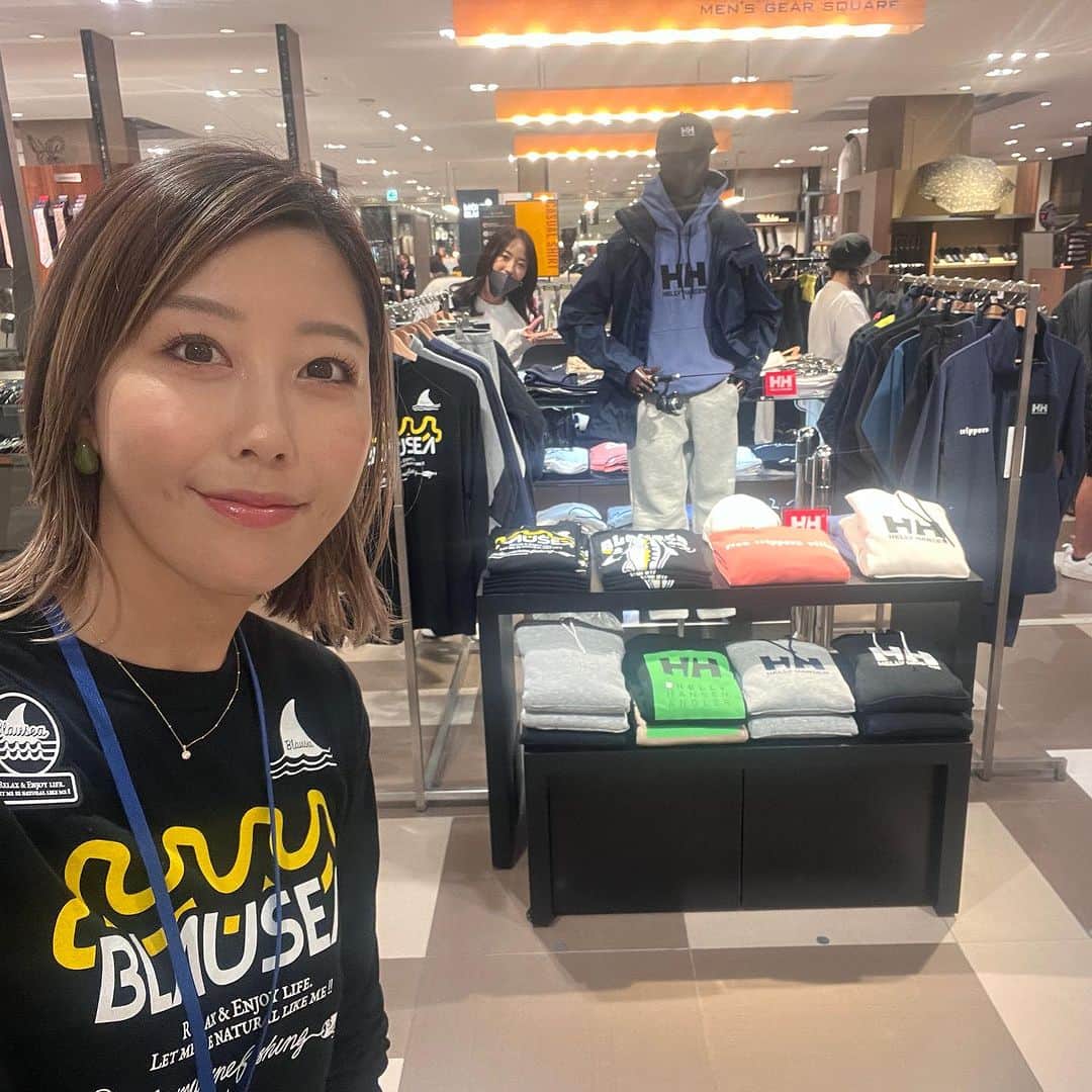 蒼井さやさんのインスタグラム写真 - (蒼井さやInstagram)「コスタリブレ主催POP UPイベントin大丸東京店 来店イベント1日目が無事終了いたしました！！ ご来店頂いた皆さま、ありがとうございました🤗✨️ BLAUSEA東京大丸初出店だったので、お客さん来てもらえるかめっちゃ心配だったけど、たくさんのお客様に来てもらえてお話もできて嬉しかったです🥹🥹🥹 そして、BLAUSEAの商品を手に取って下さりこの上ない幸せ♡ほんとにありがとうございました☺️✨️ ・ ・ ・ 今日は、岡まりちゃん @lovendor_okamari がゲスト販売員としてお店を盛り上げてくれてました😘 さて、明日は11:00~17:00までと今日とは時間が変動しますが来店イベント最終日も皆さまのお越しをお待ちしております😘 ちなみに、BLAUSEAのロンTはご好評につきSサイズが完売となりました💦 M.L.XLサイズはまだ在庫があるので是非この機会にGETして下さいね😘 3色揃ったキャップもご好評につき急遽再販しております！ こちらもお見逃しなく☺️✨️ 明日もおかまりちゃんと、そして鈴木斉さん  @suzukihitoshi_official もゲストとして一緒にお店を盛り上げまーす！！是非遊びに来てください😉✨️ ・ ・ ・ 【大丸東京店】 〒100-6701 東京都千代田区丸の内1-9-1 03-3212-8011  営業時間10:00~20:00 ・ ・ ・ 🛍 @blausea_877  ・ ・ ・ #BLAUSEA  #ブラウシー  #コスタリブレpopupstore  #東京大丸  #釣り  #釣り女子  #Fishing  #fishinglife  #fishinggirl  #Fishinggear」9月30日 22時44分 - saya.aoi