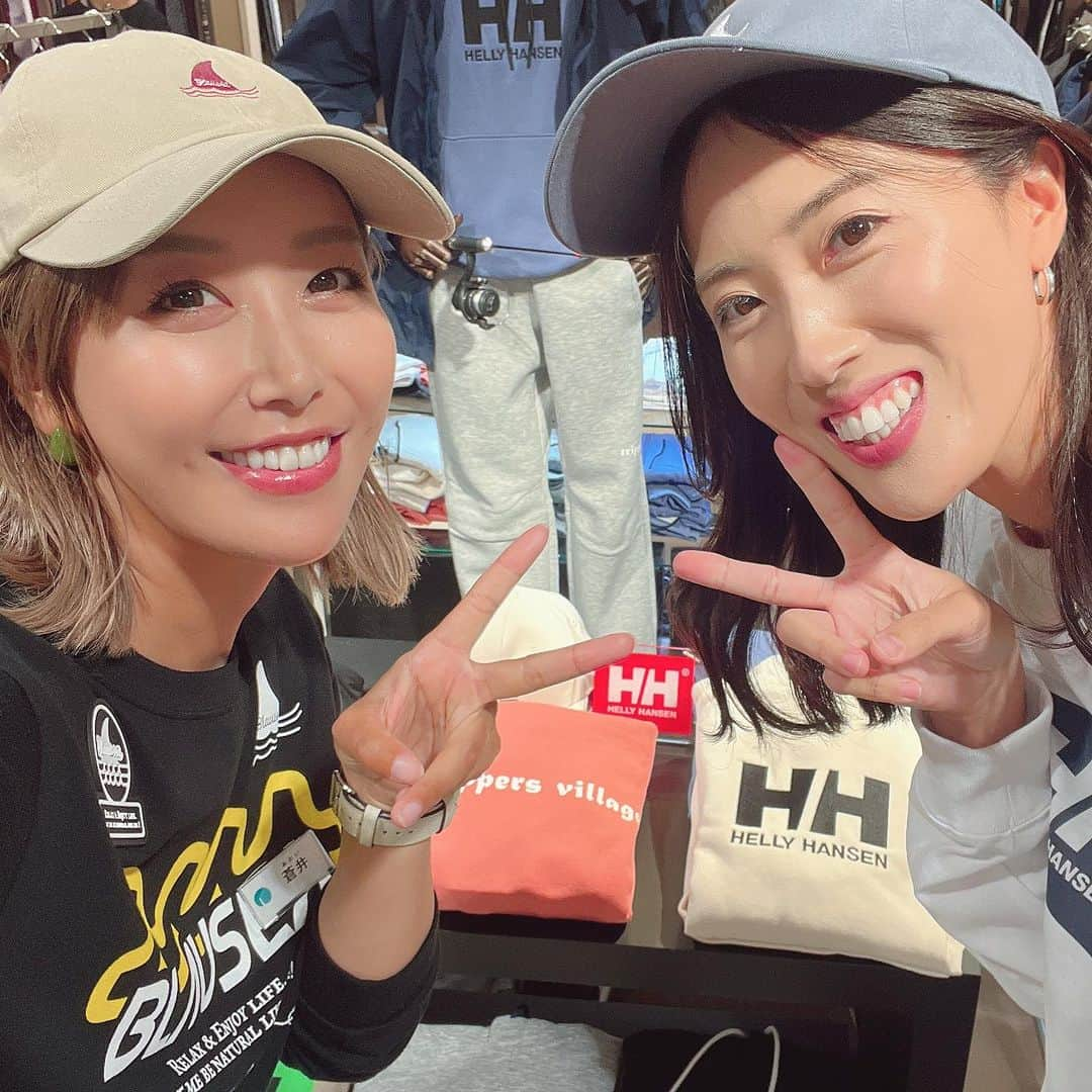 蒼井さやさんのインスタグラム写真 - (蒼井さやInstagram)「コスタリブレ主催POP UPイベントin大丸東京店 来店イベント1日目が無事終了いたしました！！ ご来店頂いた皆さま、ありがとうございました🤗✨️ BLAUSEA東京大丸初出店だったので、お客さん来てもらえるかめっちゃ心配だったけど、たくさんのお客様に来てもらえてお話もできて嬉しかったです🥹🥹🥹 そして、BLAUSEAの商品を手に取って下さりこの上ない幸せ♡ほんとにありがとうございました☺️✨️ ・ ・ ・ 今日は、岡まりちゃん @lovendor_okamari がゲスト販売員としてお店を盛り上げてくれてました😘 さて、明日は11:00~17:00までと今日とは時間が変動しますが来店イベント最終日も皆さまのお越しをお待ちしております😘 ちなみに、BLAUSEAのロンTはご好評につきSサイズが完売となりました💦 M.L.XLサイズはまだ在庫があるので是非この機会にGETして下さいね😘 3色揃ったキャップもご好評につき急遽再販しております！ こちらもお見逃しなく☺️✨️ 明日もおかまりちゃんと、そして鈴木斉さん  @suzukihitoshi_official もゲストとして一緒にお店を盛り上げまーす！！是非遊びに来てください😉✨️ ・ ・ ・ 【大丸東京店】 〒100-6701 東京都千代田区丸の内1-9-1 03-3212-8011  営業時間10:00~20:00 ・ ・ ・ 🛍 @blausea_877  ・ ・ ・ #BLAUSEA  #ブラウシー  #コスタリブレpopupstore  #東京大丸  #釣り  #釣り女子  #Fishing  #fishinglife  #fishinggirl  #Fishinggear」9月30日 22時44分 - saya.aoi