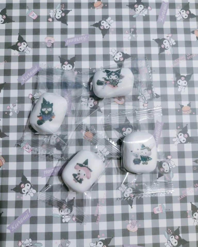 平井“ファラオ”光さんのインスタグラム写真 - (平井“ファラオ”光Instagram)「チョコマシュマロですねこれは。 円筒型の箱が素晴らしきデザイン。  chocolate marshmallow. Wonderful cylindrical box design.  #サンリオ #SANRIO #かわいい #カワイイ #可愛い #kawaii #クロミ #クロミちゃん #クロミ様 #kuromi  #世界クロミ化計画  #kuromifytheworld  #チョコマシュマロ #ハロウィン  #halloween  #頑張れば帽子にもなる」9月30日 22時37分 - hirapoyopharaoh