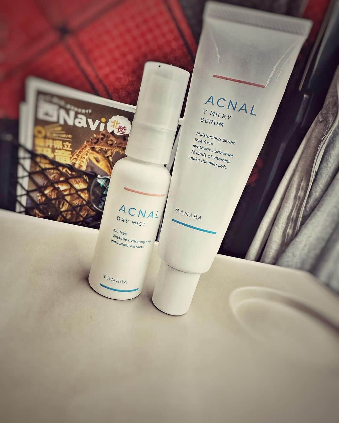 MCしんごさんのインスタグラム写真 - (MCしんごInstagram)「My favorite ACNAL product   アクナル  デイミストと、Vミルキーセラム‼️  ピンクハーブクレンジングで洗った後は必ずこのふたつ‼️ スプレータイプだからしっかりと肌の奥まで浸透‼️ しかもサイズがちょうどいいから仕事の時も持ち運び便利。 ちょっと移動で乾燥が気になりだしたらサッと一吹き!  そしてVミルキーセラムで肌にバリア膜をはって外的刺激から徹底ガード！ しかも毛穴も本当に目立たくなるし最高!  どんな時でもカバンには必ず忍ばせております！  #acnal  #アクナル  #ピンクハーブクレンジング  #ニキビクレンジング  #ニキビケアクレンジング  #クレンジングオイル  #角栓ケアクレンジング  #アクナルでなくなる #提供  #ACNAL公式アンバサダー #コスメ #クレンジング #beauty #化粧品 #スキンケア #毛穴ケア #ニキビ #ニキビアト #肌荒れ #肌質改善 #敏感肌 #無添加 #ニキビケア #洗顔料 #メイク落とし #清潔感 #マスク荒れ #混合肌 #角栓 #ambassador」9月30日 22時38分 - mc_shingo