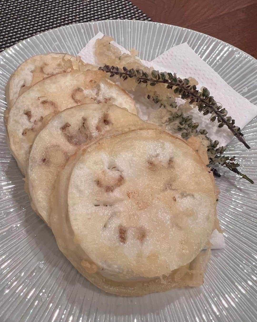 駒田奈美さんのインスタグラム写真 - (駒田奈美Instagram)「・ ・ ・ 『我が家のご飯』 ・ ・ 今夜のご飯 ・ ・ 天然ぶりの漬け(しその実がアクセント)と ・ レンコンと白ナス(地元農家さんの白ナス✨)の天ぷら ・ 牛肉のチンジャオロース ・ ・ お酒が進む晩ごはん♡ ・ ・ ・ #駒田奈美#モデル#アラフィフ#美魔女#ご飯#晩ごはん#天ぷら#チンジャオロース#お酒」9月30日 22時45分 - nami.komada