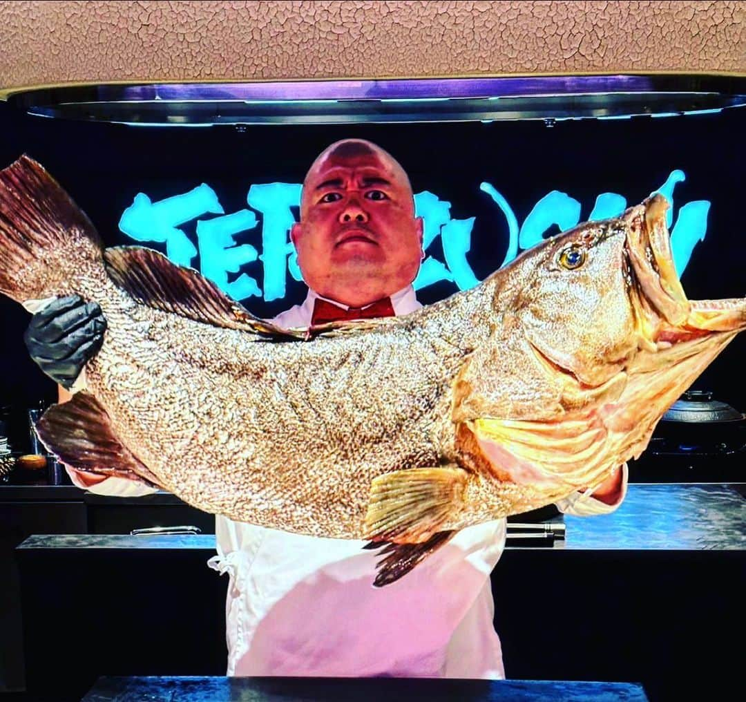  WATANABETAKAYOSHIさんのインスタグラム写真 - ( WATANABETAKAYOSHIInstagram)「I AM SUSHIBAE  THIS IS GROUPER 27KG  #tasty#dozo#sushibae#teruzushi#sushi#chef#寿司 #鮨」9月30日 22時41分 - teruzushi