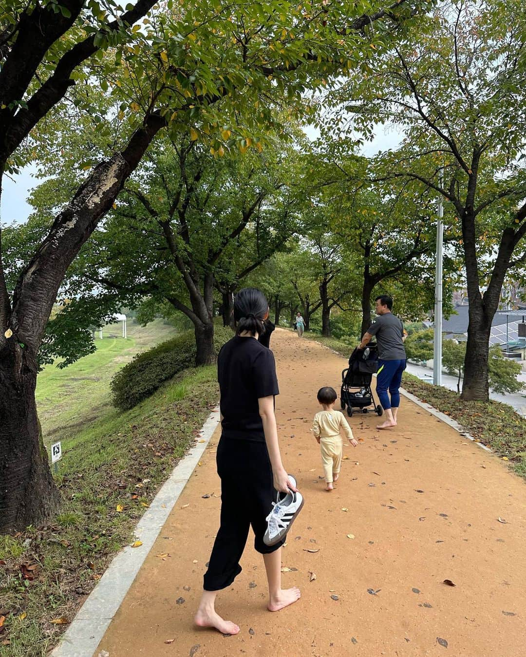 ソンシンさんのインスタグラム写真 - (ソンシンInstagram)「이번 명절은  어렸을때 방학마다~ 한달내내 가서 살았던 제 시골 다녀왔어요🙊  할미 할비랑 도라지도 까고 뚝에 올라가서 메뚜기, 물고기도 잡고 풀썰매도 타고ㅎㅎㅎㅎ 어린시절 생각하면 대부분 추억이 시골에 잇을만큼 잘놀아 주셨거든요  결혼하고는 한번도 못가서 애들 꼭 보여드리고 싶었는데 역시 이번에 가길 잘한거같아요 !  오랜만에 보니 더 늙으신 모습에 마음이 이상하고ㅠㅠㅠ 또 애기보면서 너무 좋아하셔서 집에 가려고 하니까 엉덩이가 안떨어졌다는..🥲  첫 기차에 마냥 신난 이준이는 이틀내내 시골 체험하고 행복해해서 이번 명절은 온 가족이 잊지못할 이틀이었어요..💗  또 언제 갈수 있을지 모르겟지만 그때까지 울할머니 할아버지 건강하시길🙏🏻  #이틀동안 #핸드폰충전 #한번도안한즁만알어..  #찐명절」9月30日 22時43分 - sungshin_p