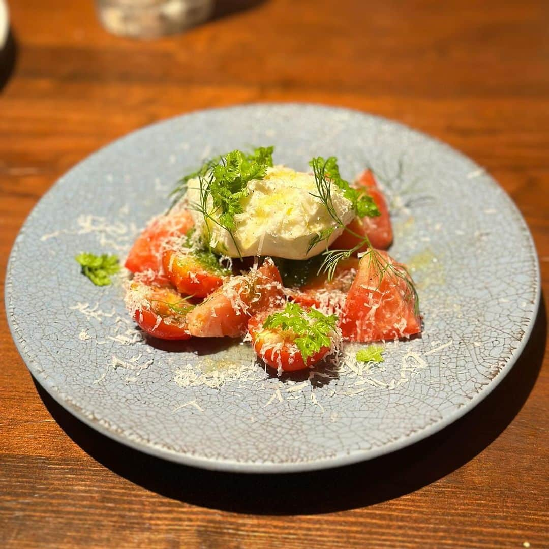 福地夏未さんのインスタグラム写真 - (福地夏未Instagram)「🥚 やっとちゃんと食べに来れたカルボ みんながよくインスタに載せてるこのカリカリぐるぐるのやつ食べたかったの🍽️ 中身のお魚がしっとりで最高だった〜🐟 なんといってもタルタルがめちゃくちゃ美味しかったから、 タッパーに詰めて持ち帰りたい笑  _ #カルボ #学芸大学グルメ #学大グルメ #ちゃっかりワイン2本 #ビールだいあも飲んでる #飲みすぎ #食べ過ぎ」9月30日 22時53分 - natsuminmin19