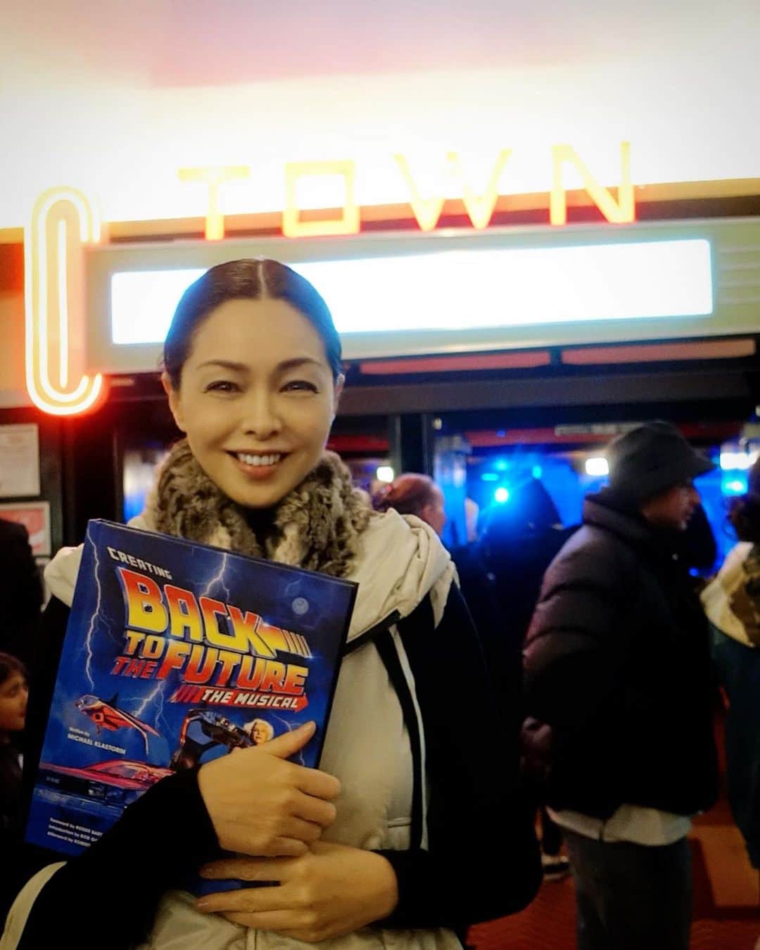 川原亜矢子のインスタグラム：「ウエストエンドで観劇 #london #greatbritain #ingland #theatre #bttf #ロンドン #ミュージカル」