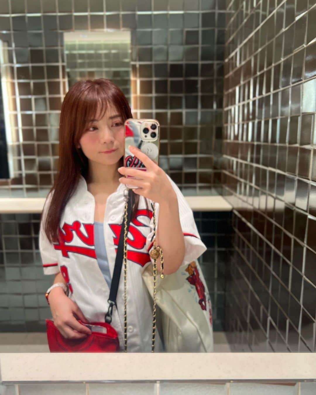 大井智保子さんのインスタグラム写真 - (大井智保子Instagram)「こいほーーー🎏  明日がほんっとうに大事な1日になりますね🥺🥺  がががががむしゃら がんばれカープ👍👍  とりあえず勝ててよかった😭‼️‼️  朝山選手がおったよー！おつかれさまでした🏀  鏡越しに撮るのむずかしいね？めっちゃピンぼけしてるー🤣 最新スポットのトイレにて🚽✨  #こいほー  #秋山ユニ #カープ #carp #がががががむしゃら  #末包 #ホームラン #朝山正悟 #朝山 #ドラゴンフライズ  #🏀」9月30日 22時53分 - chihokoi
