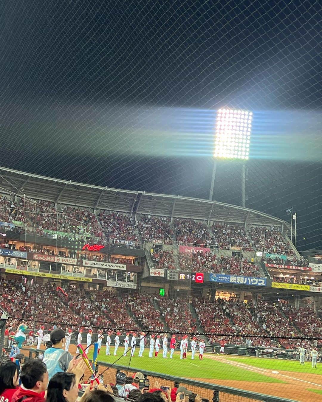 大井智保子さんのインスタグラム写真 - (大井智保子Instagram)「こいほーーー🎏  明日がほんっとうに大事な1日になりますね🥺🥺  がががががむしゃら がんばれカープ👍👍  とりあえず勝ててよかった😭‼️‼️  朝山選手がおったよー！おつかれさまでした🏀  鏡越しに撮るのむずかしいね？めっちゃピンぼけしてるー🤣 最新スポットのトイレにて🚽✨  #こいほー  #秋山ユニ #カープ #carp #がががががむしゃら  #末包 #ホームラン #朝山正悟 #朝山 #ドラゴンフライズ  #🏀」9月30日 22時53分 - chihokoi
