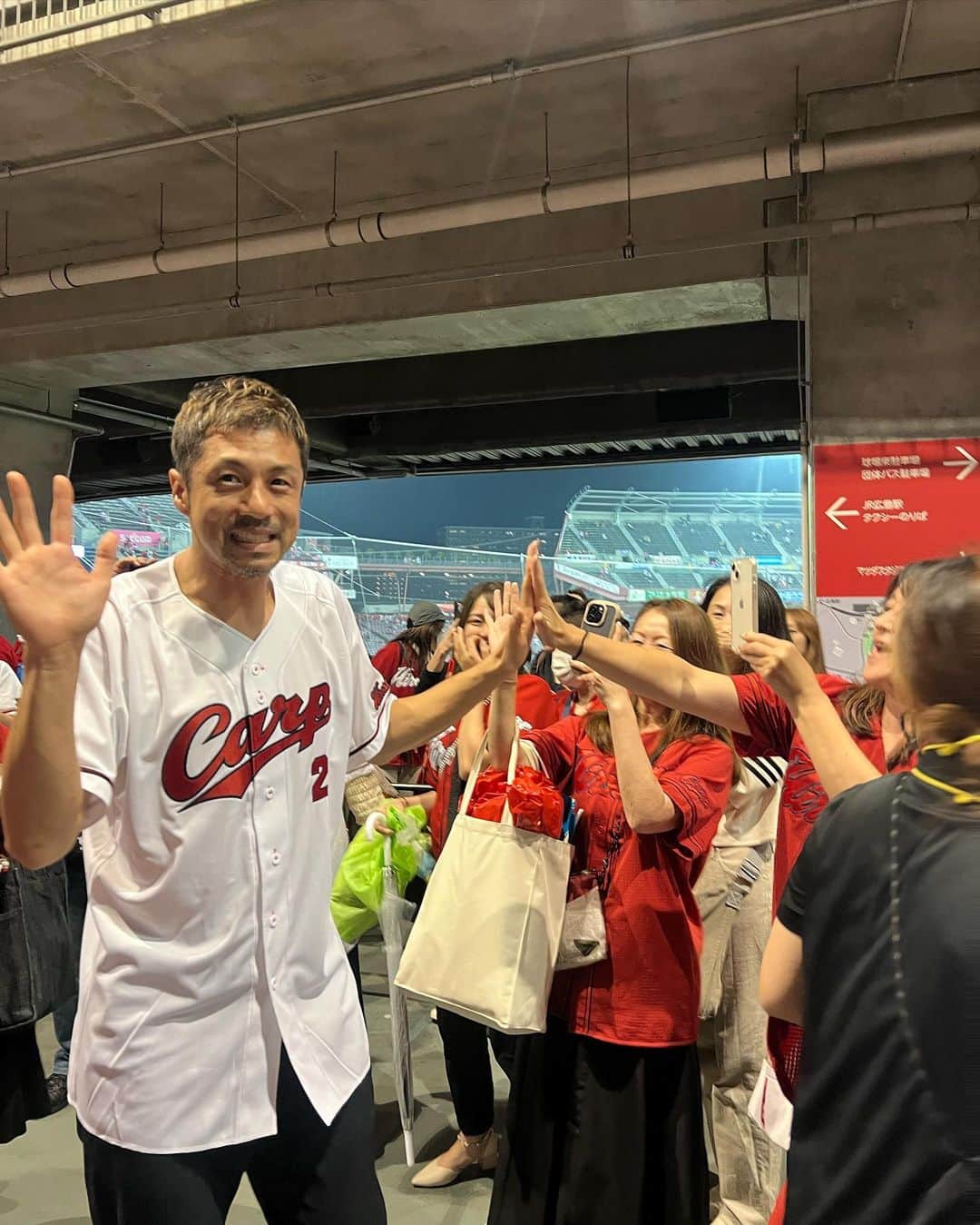 大井智保子さんのインスタグラム写真 - (大井智保子Instagram)「こいほーーー🎏  明日がほんっとうに大事な1日になりますね🥺🥺  がががががむしゃら がんばれカープ👍👍  とりあえず勝ててよかった😭‼️‼️  朝山選手がおったよー！おつかれさまでした🏀  鏡越しに撮るのむずかしいね？めっちゃピンぼけしてるー🤣 最新スポットのトイレにて🚽✨  #こいほー  #秋山ユニ #カープ #carp #がががががむしゃら  #末包 #ホームラン #朝山正悟 #朝山 #ドラゴンフライズ  #🏀」9月30日 22時53分 - chihokoi