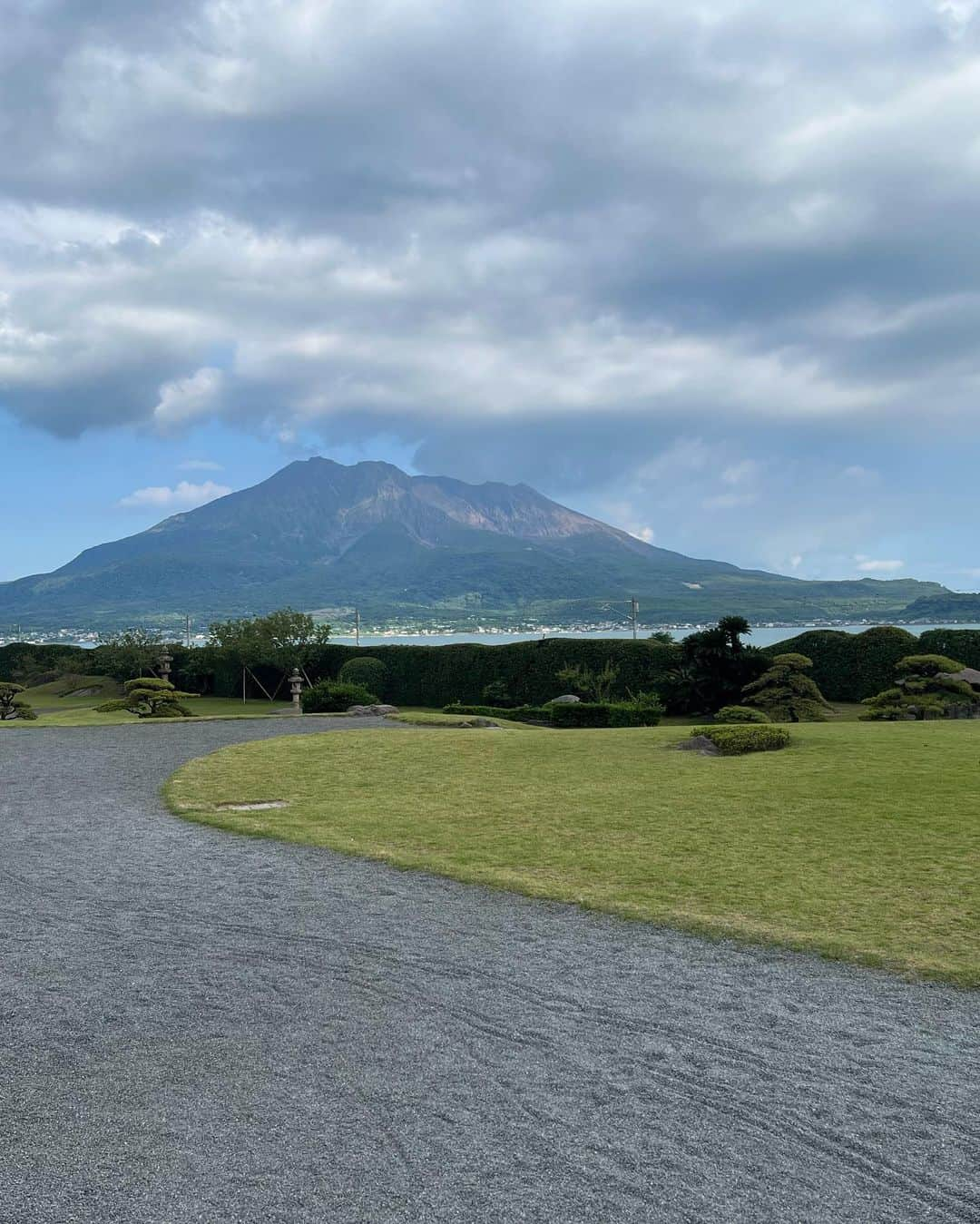 岡英里さんのインスタグラム写真 - (岡英里Instagram)「鹿児島旅行✈️  霧島→鹿児島に移動してザ⭐︎観光を✌️  前から作ってみたかった #御朱印帳 を #霧島神宮 でついにGET🥹❤️  通常の御朱印と国宝記念御朱印両方とも拝受しました✌️ 奉賛金も納め、記念のボールペンも良き思い出に🖊️✨✨   鹿児島市に移動する際にちょこちょこ寄り道し #仙巌園 へ🚗  暑すぎてさくっとしか見れなかったけど、また伺いたい場所でした👌  鹿児島ごはんはとりあえずきびなご、豚しゃぶが食べたかったので #天文館吾愛人 というところへ❣️店員さん元気良いしごはんも美味しかった🥰  そして鹿児島市内での宿泊は #シェラトン鹿児島 へ😊 新しくできたばかりで綺麗だったしなんと温泉の大浴場があるのです♨️👏✨ 部屋のアップグレードにレイトチェックアウトにラウンジまで で本当に使い勝手のよいホテルでした😚  以上鹿児島旅行日記w完  鹿児島本当にいいところだった❣️ 温泉良いし、ごはんも美味しいし絶対また行く🥹❤️  #鹿児島 #鹿児島観光 #鹿児島旅行 #鹿児島グルメ #鹿児島温泉 #温泉好き #美味しいもの大好き #神社巡り #名勝 #名勝めぐり #桜島 #♨️ #国内旅行 #japantrip #japanese」9月30日 22時45分 - okaeri0424