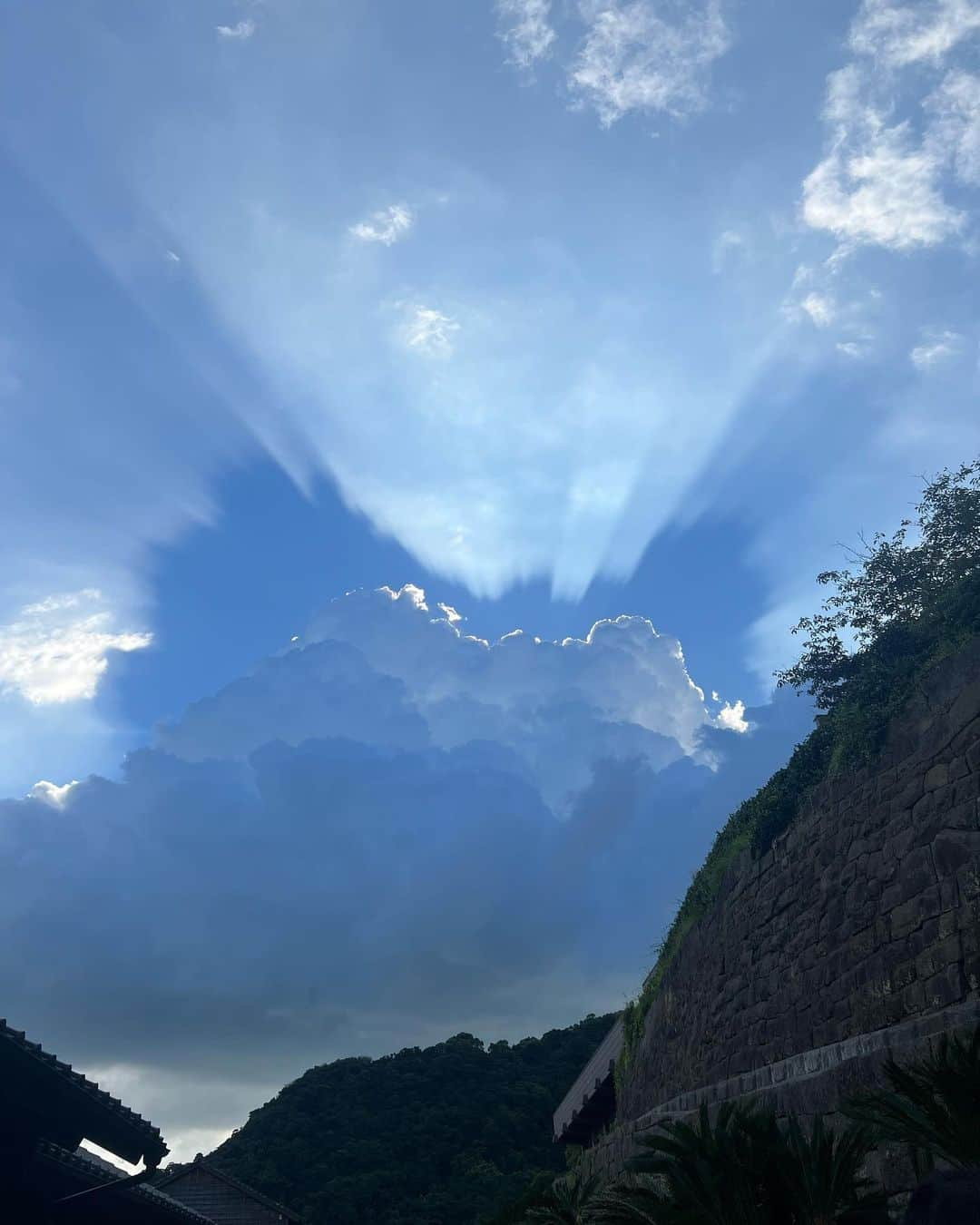 岡英里さんのインスタグラム写真 - (岡英里Instagram)「鹿児島旅行✈️  霧島→鹿児島に移動してザ⭐︎観光を✌️  前から作ってみたかった #御朱印帳 を #霧島神宮 でついにGET🥹❤️  通常の御朱印と国宝記念御朱印両方とも拝受しました✌️ 奉賛金も納め、記念のボールペンも良き思い出に🖊️✨✨   鹿児島市に移動する際にちょこちょこ寄り道し #仙巌園 へ🚗  暑すぎてさくっとしか見れなかったけど、また伺いたい場所でした👌  鹿児島ごはんはとりあえずきびなご、豚しゃぶが食べたかったので #天文館吾愛人 というところへ❣️店員さん元気良いしごはんも美味しかった🥰  そして鹿児島市内での宿泊は #シェラトン鹿児島 へ😊 新しくできたばかりで綺麗だったしなんと温泉の大浴場があるのです♨️👏✨ 部屋のアップグレードにレイトチェックアウトにラウンジまで で本当に使い勝手のよいホテルでした😚  以上鹿児島旅行日記w完  鹿児島本当にいいところだった❣️ 温泉良いし、ごはんも美味しいし絶対また行く🥹❤️  #鹿児島 #鹿児島観光 #鹿児島旅行 #鹿児島グルメ #鹿児島温泉 #温泉好き #美味しいもの大好き #神社巡り #名勝 #名勝めぐり #桜島 #♨️ #国内旅行 #japantrip #japanese」9月30日 22時45分 - okaeri0424