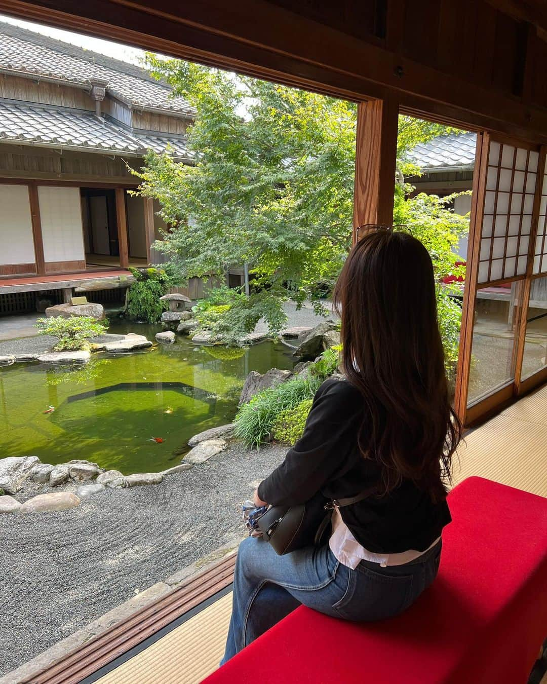 岡英里さんのインスタグラム写真 - (岡英里Instagram)「鹿児島旅行✈️  霧島→鹿児島に移動してザ⭐︎観光を✌️  前から作ってみたかった #御朱印帳 を #霧島神宮 でついにGET🥹❤️  通常の御朱印と国宝記念御朱印両方とも拝受しました✌️ 奉賛金も納め、記念のボールペンも良き思い出に🖊️✨✨   鹿児島市に移動する際にちょこちょこ寄り道し #仙巌園 へ🚗  暑すぎてさくっとしか見れなかったけど、また伺いたい場所でした👌  鹿児島ごはんはとりあえずきびなご、豚しゃぶが食べたかったので #天文館吾愛人 というところへ❣️店員さん元気良いしごはんも美味しかった🥰  そして鹿児島市内での宿泊は #シェラトン鹿児島 へ😊 新しくできたばかりで綺麗だったしなんと温泉の大浴場があるのです♨️👏✨ 部屋のアップグレードにレイトチェックアウトにラウンジまで で本当に使い勝手のよいホテルでした😚  以上鹿児島旅行日記w完  鹿児島本当にいいところだった❣️ 温泉良いし、ごはんも美味しいし絶対また行く🥹❤️  #鹿児島 #鹿児島観光 #鹿児島旅行 #鹿児島グルメ #鹿児島温泉 #温泉好き #美味しいもの大好き #神社巡り #名勝 #名勝めぐり #桜島 #♨️ #国内旅行 #japantrip #japanese」9月30日 22時45分 - okaeri0424