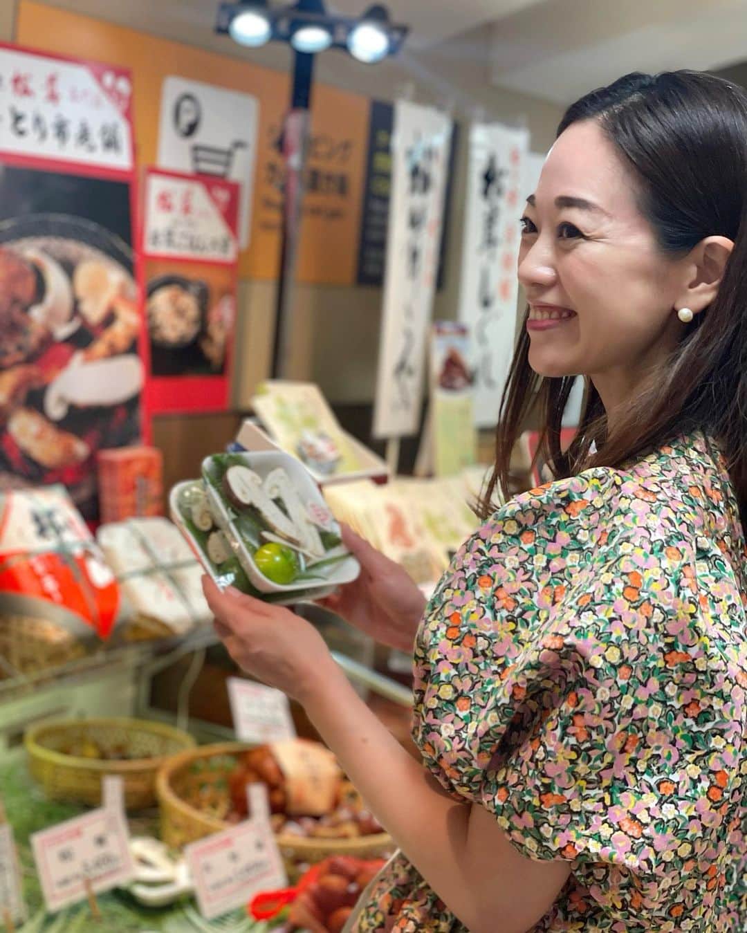 沢瀉美緒さんのインスタグラム写真 - (沢瀉美緒Instagram)「※ @kyoto_takashimaya  . ひょっとしたら、催事があるかも！ と見てみたらピンゴ‼️ . とり市さんの催事、開催中でした。 . 筍と松茸のシーズン催事があるので 店舗に間に合わなさそうな時は嬉しい！ . 都内だとまだまだ見かけない 岩手さんのもちょこちょこありました🥰 . とりあえず松茸ご飯からかな🍚💕 . . #松茸 #matsutake #とり市 #秋の味覚 #食欲の秋」9月30日 22時47分 - mio_omodaka