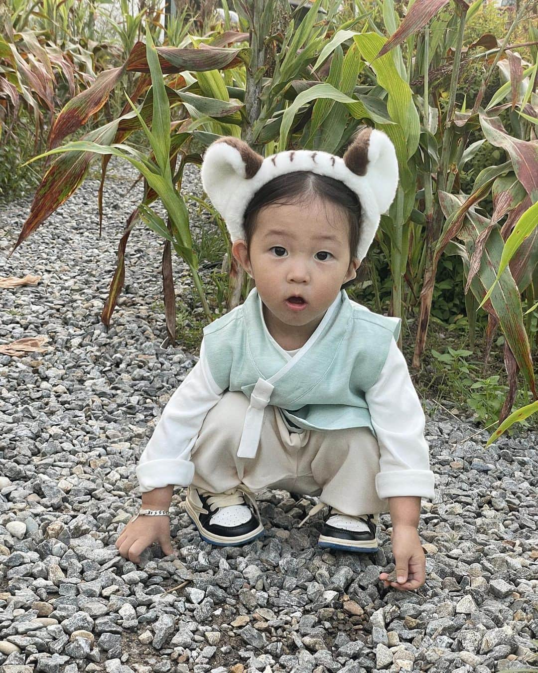 シン・ダウンのインスタグラム：「. 우리가족 놀이공원 갔다왔🎢 아기호랑이👶🏻 묶어놓을 하네스 좀 가져올걸….  #신난다은육아👩🏻」