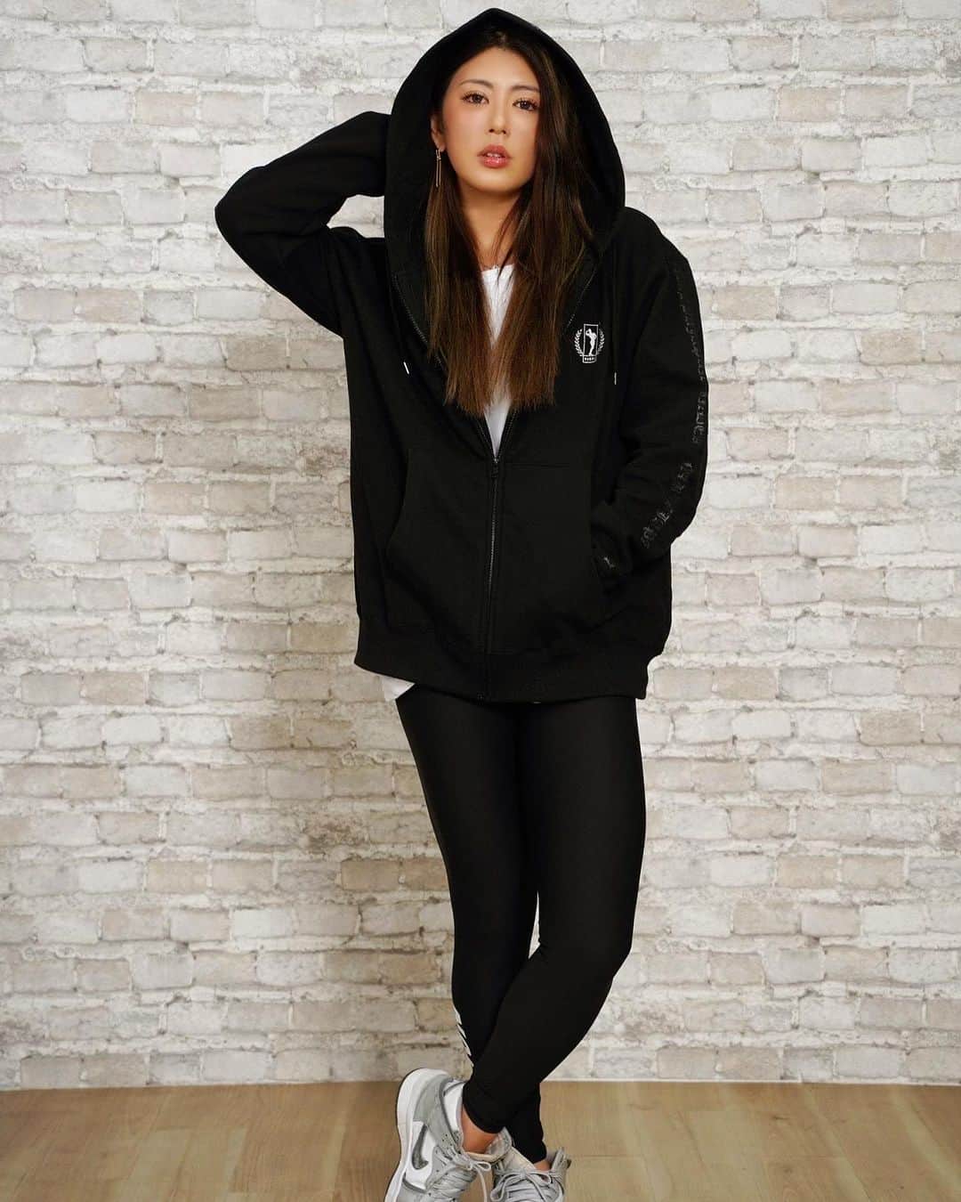 のインスタグラム：「秋めいてきたので Over size zip-up hoodie やっと着れる🖤  @nabbajapan × @_indea_   163.5㎝　Mサイズ着用 S,M,L,XL メンズサイズなので ユニセックスで着ていただけます🖤  @_indea_  【web shop】 https://indea.thebase.in/  #nabbajapan #nabba  #indea #コラボウェア」