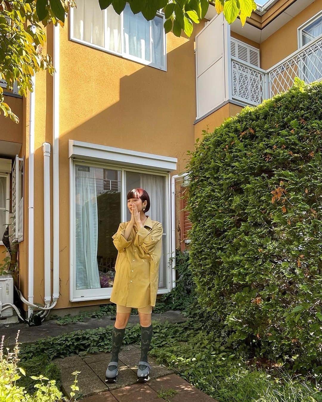 芽朗のインスタグラム：「🍋🏠😴🏠🤍.  娘を出産してからあっという間に１ヶ月。もう９月が終わり？早い。  今年は体調や気持ちの面で いつもパワーを貰っている筈の装いを頑張らなくちゃ着れない日が多々あって。 (そのお洋服を素敵だなって思う気持ちは変わらないけれど、今の自分にフィットさせるのが難しいというか。)  そんな時に、昔Parisに旅行中に見た女性のことを思い出した。  遅めの午前中、肌寒い日、 恐らく寝起きのまま部屋着でコートだけ羽織って、髪はひっつめて、メイクはせずに、大きなイヤリングだけ耳元で光ってたのが何だかすっごく レディで可愛くて、思わずじーっと見てしまった。  あのイヤリングがその女性にとって、今日の無理しない自分をキュッと引き締めて守ってくれる存在なんだろうなって感じて。 私の母も実はそうで、6人の子供をワンオペで育てたスーパー母ちゃんは化粧をしている姿は殆ど見たことが無いけれど、いつも家の中でも必ず様々なイヤリングをしてる。  「これを着けるだけで一気にパッとなるでしょっ」って言いながら。  8年くらい前の旅先でのシーンと、母の昔からの姿と今の自分の気分がフィットしてインスピレーションされる何てなんだか面白いな〜って思いながら作ったデザイン。  無性にキュートな物が欲しくて、 だけど無理している様なガールさは必要無くて。  mellowが大事にしている"ストーリー"と"ユーモア"は必要で。  けど、あの日見た"レディ"感、品を欠かせない為に形やサイズ、上に施したラフにスケッチした花柄。 光沢の出し方等、絶妙に拘った。(彼女が付けてたのは、確か大きな月だった。)  もう少し落ち着いたら販売予定です。(実はヘアピンもあります✂︎)  改めてちゃんとお知らせしたくて、一枚目の写真はイヤリングを着けて久しぶりの外出に浮かれていた姿。笑🌰  少しずつ、スローなペースにはなりますが活動していけたらと思いますので宜しくお願いします 🌾  #mellowfukushima」