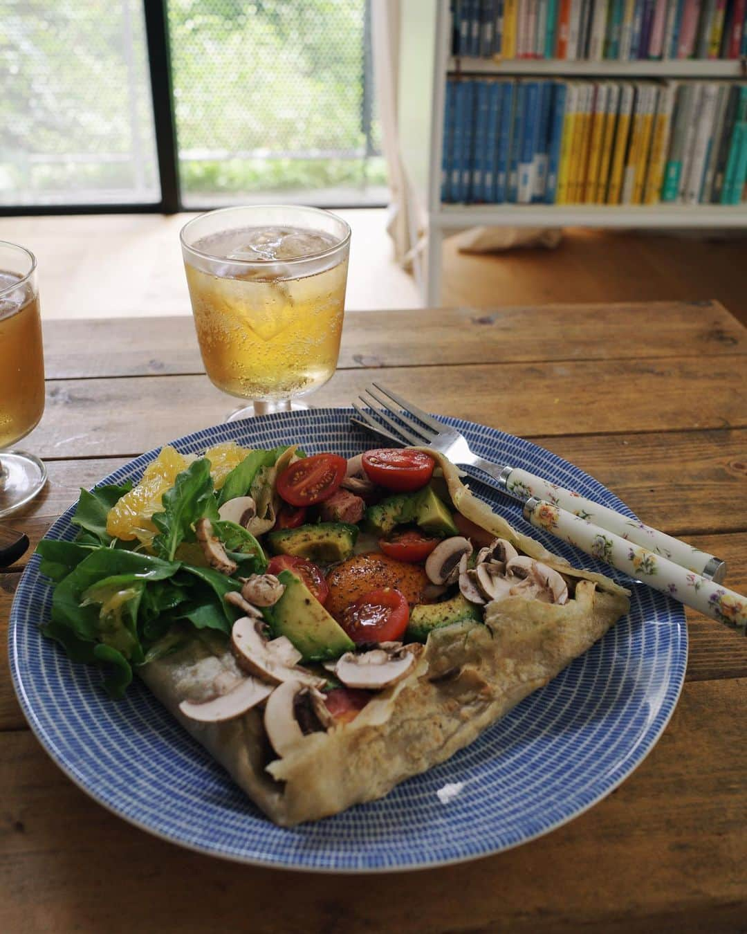 赤坂由梨のインスタグラム：「まだちょっと暑いうちに夏の思い出を🌻  旬のものを使ってご飯を作ったり 自然溢れた場所に行って遊んだり 百貨店で停電に遭遇したり🙂🙃笑」