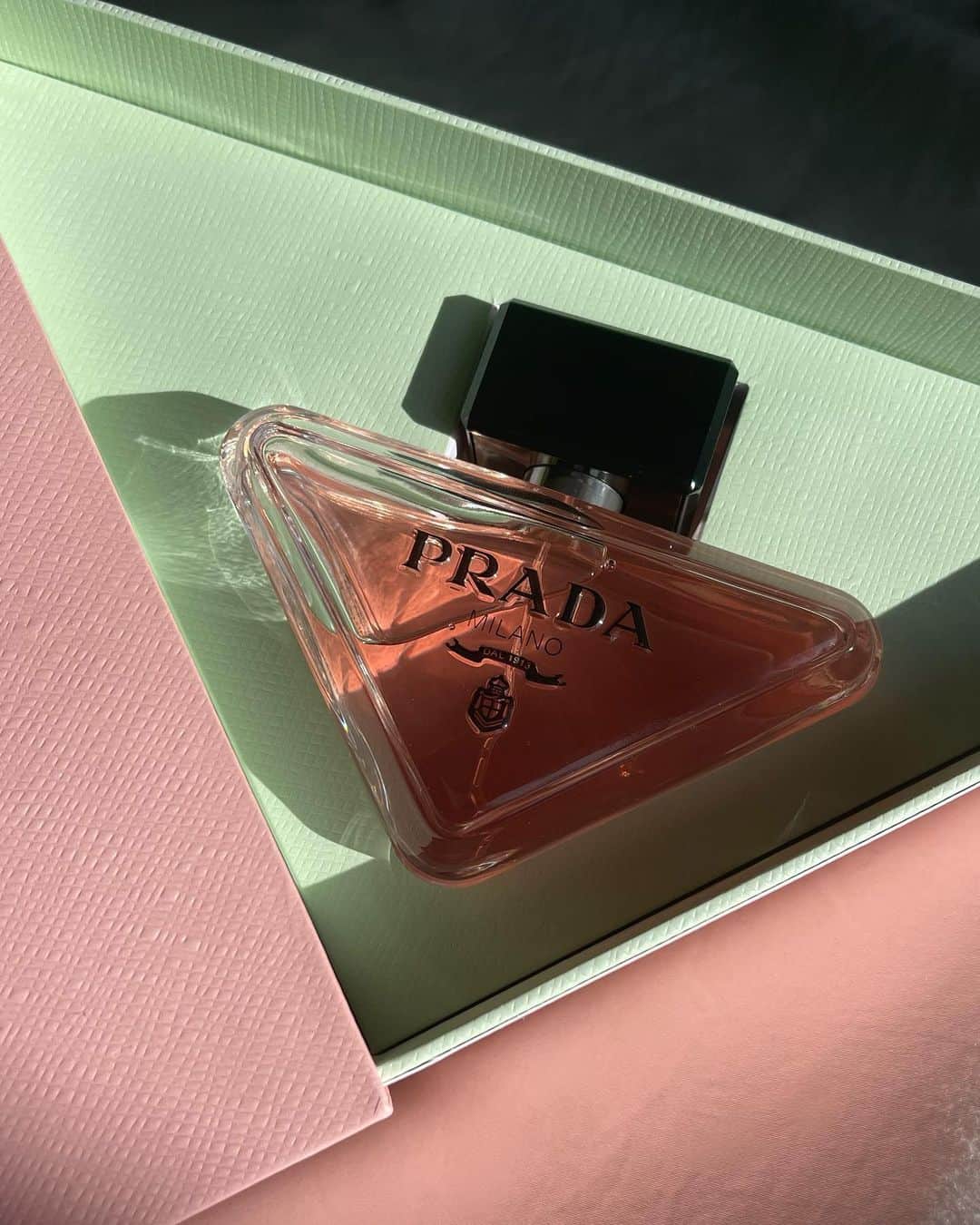 さくらのインスタグラム：「𝐓𝐡𝐚𝐧𝐤 𝐲𝐨𝐮 @pradabeauty @prada 🖤  #PradaParadoxe #PradaBeauty #プラダパラドックス」