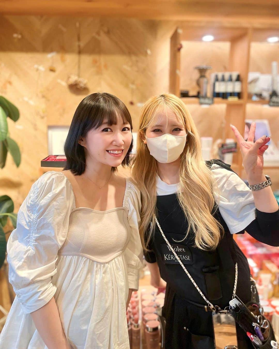 浦野一美のインスタグラム：「#hairsalon  そろそろ産前ラストサロンかな? と思いながら もう一度行っといた方がいいかな.. とそわそわしています。  いつもオバみ消しを遂行してくれる 武者ちゃん(@musha_violet )✨ 撮影の時も担当してくれたり、 推しの美容師さんですᵕ̈*  髪型って大切だよね。。 艶があるだけで若々しく見えるし 似合ってるとコンプレックスが解消できたり 印象も変わる˚✩*  婚前のご挨拶前とか、 結婚式のスタイル、 マタニティフォトのイメージ 大切な日の相談をお任せされるって 本当に凄いお仕事✧︎  ⋆┈┈┈┈┈┈┈┈┈┈┈┈┈┈┈⋆  #ボブ #ボブアレンジ #切りっぱなしボブ #ヘア #ヘアスタイル #美容室 #ヘアカット  #hair #hairstyle」