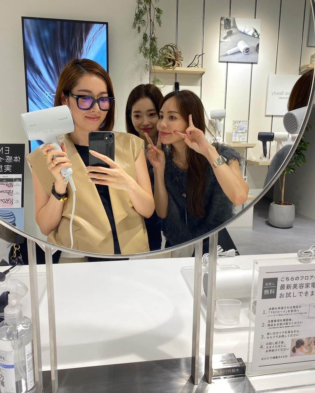 Aoiさんのインスタグラム写真 - (AoiInstagram)「先日GINGER✖️PanasonicBeautyのイベントにご招待頂きました✨  @ginger_magazine  @panasonic_beauty   表参道に新たに登場した Panasonicの美容アイテムを実際に体験できる店舗 「PanasonicBeauty OMOTESANDO」で ナノケアドライヤーの体験と、トークショーに参加してきたよ🌱  私がいつもお世話になっているカリスマ美容師さんの冬木さんと　 パナソニックの方のトークショーなど盛りだくさんの内容でした✨  パナソニックドライヤーといえば「ナノイー」だけど 2019年以降のドライヤーには「高浸透ナノイー」が搭載されていて 従来のパナソニックのドライヤーよりも格段に髪への保湿力が上がったらしく、髪だけでなく、顔への保湿効果期待できるんだって🥹❤️ ドライヤーでそれは嘘でしょ⁉️と思ったけど、イベントでは実際にその保湿力を試せて みるみるうちに髪がうるうるになって本っっ当に驚いた😂❤️❤️ 指通りがこんなに良くなるドライヤーびっくり😂 しかも温度は高すぎないのに、風量がすごいから速乾なの！ロングヘア族には本当に推せるポイント👌  パナソニックのナノケアはとにかく有名なので これを選んでれば間違いないかな？くらいの気持ちで選択していたけど あまりの変化に驚いて、イベントのギリギリまでヘアケアをさせて頂きました。。笑  絶対買お！と思っていたのだけど、 なんとこのイベントの抽選会で1番最新型のドライヤーをプレゼントして頂いたので、この日から早速超愛用しています♡ しかも環境に配慮したサステナブルカラーの新色ミストグレーはとってもおしゃれでカワイイ..😭♥️ こちらの店舗では、ドライヤーだけでなく、Panasonicのビューティー家電を色々試せたり、その場で購入もできる店舗なので 遊びに行くだけでもとっても楽しかった😊 是非行ってみてね✨  #gingermagazine #パナソニックビューティ #パナソニックビューティ表参道 #ナノケア #PR」9月30日 22時58分 - aoioa