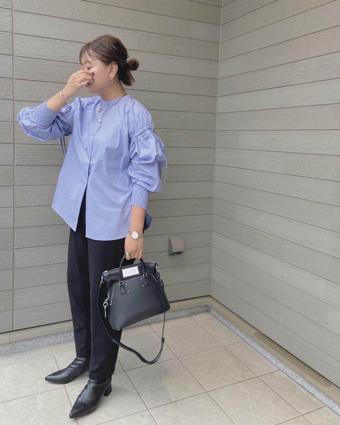 のインスタグラム：「袖のシャーリングがかわいい💙#PR  @nomine_jp のドロストシャーリングシャツ🌟 絶妙な袖のボリューム感◎💛  ポワンとした袖でも襟のデザインやシャーリングで甘くなりすぎず大人かわいい✨✨  詳しくはストーリーからチェックしてみて下さい🏷 . . . tops/ @nomine_jp #nomine #ノミネ pants/ @grshimamura  bag/ @maisonmargiela  boots/ @fabbyfabby_tokyo  . . . .  #大人コーデ#ママコーデ#ママファッション#大人カジュアル#カジュアルコーデ#シンプルコーデ#モノトーンコーデ #ootd#outfit#locari#partegram #プチプラコーデ#40代コーデ#30代コーデ#大人女子#インスタ映え#韓国ファッション#レディースファッション#プチプラ#プチプラファッション#大人女子#ミリタリーコーデ #レーススカート#ブーツ#しまむら購入品 #シャツコーデ」