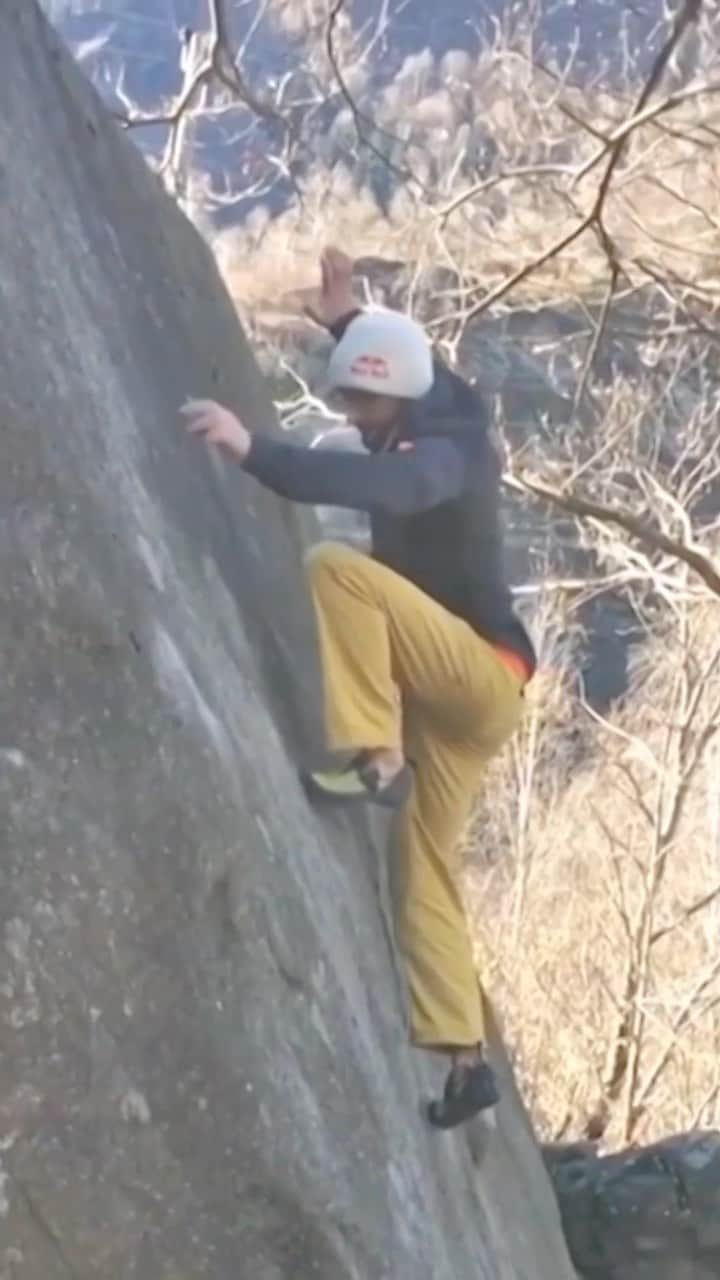 レッドブルのインスタグラム：「ever wondered how @berndzangerl keeps his hands so clean? 😌  #redbull #givesyouwiiings #climbing #handsfree #rockclimb」