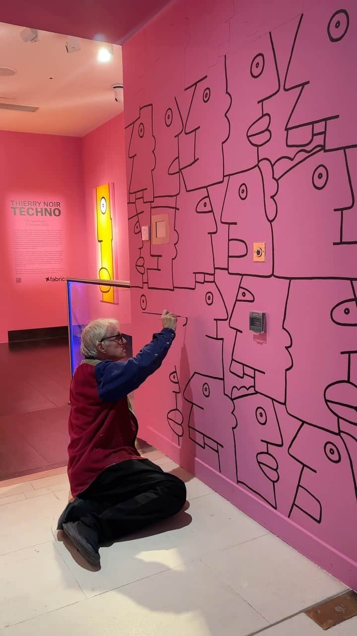 クリスティーズのインスタグラム：「NOW OPEN: Thierry Noir 🎶   This October, Berlin artist Thierry Noir collaborates with fabric – London’s legendary nightclub – presenting an immersive music-inspired installation at Christie’s London.   Noir draws parallels in his art with the performative characteristic of a musician or DJ; the colours, lines, energy and rhythm in his paintings mirror the hypnotic sound of techno music.   Thierry Noir (B. 1958), ‘Perfect Light Over The Dancefloor’ (2023). Estimate: £20,000-£30,000.   🗓 First Open: Post-War and Contemporary Art Online: 3-17 October. Sold to benefit the Girls Rock London charity.   📍Free to visit until 2 October at 8 King Street in London.   #thierrynoir #frieze20 #christieslondon #thisislondon @thierrynoir @girlsrocklondoncharity」