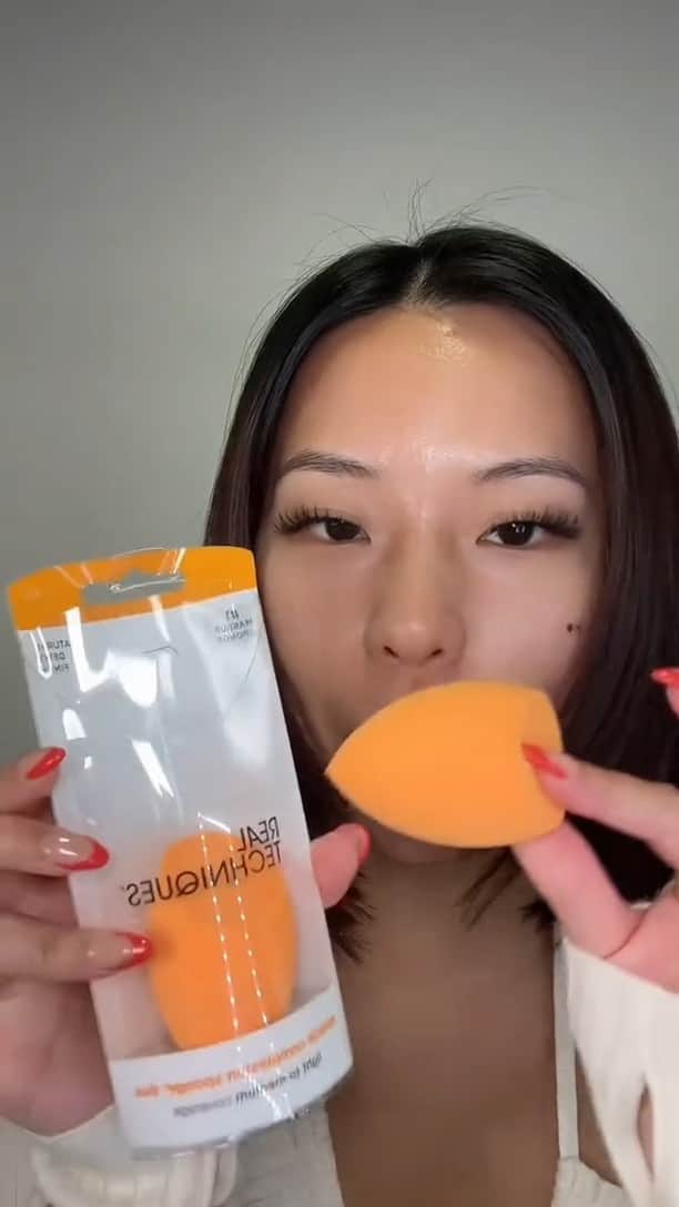 Real Techniquesのインスタグラム：「ICYMI we have four little miracles in the RT sponge family for a reason. @christxiee is breaking down the textures, the finishes, and even throwing out some new names 🤔  Drop your best sponge names below 👀」