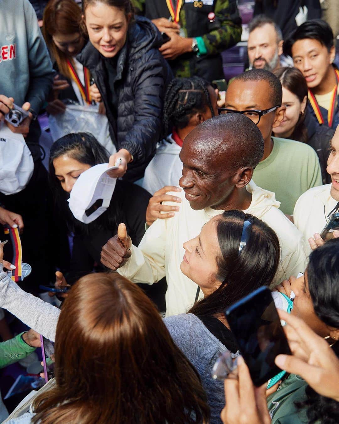 NIKEのインスタグラム：「Running unites and @kipchogeeliud is leading the charge.   A week after his historic 5th victory in Berlin, we look back at Eliud’s visit to the Nike Home of Running marathon pop-up experience, where he connected with local runners he had inspired with another epic race.」